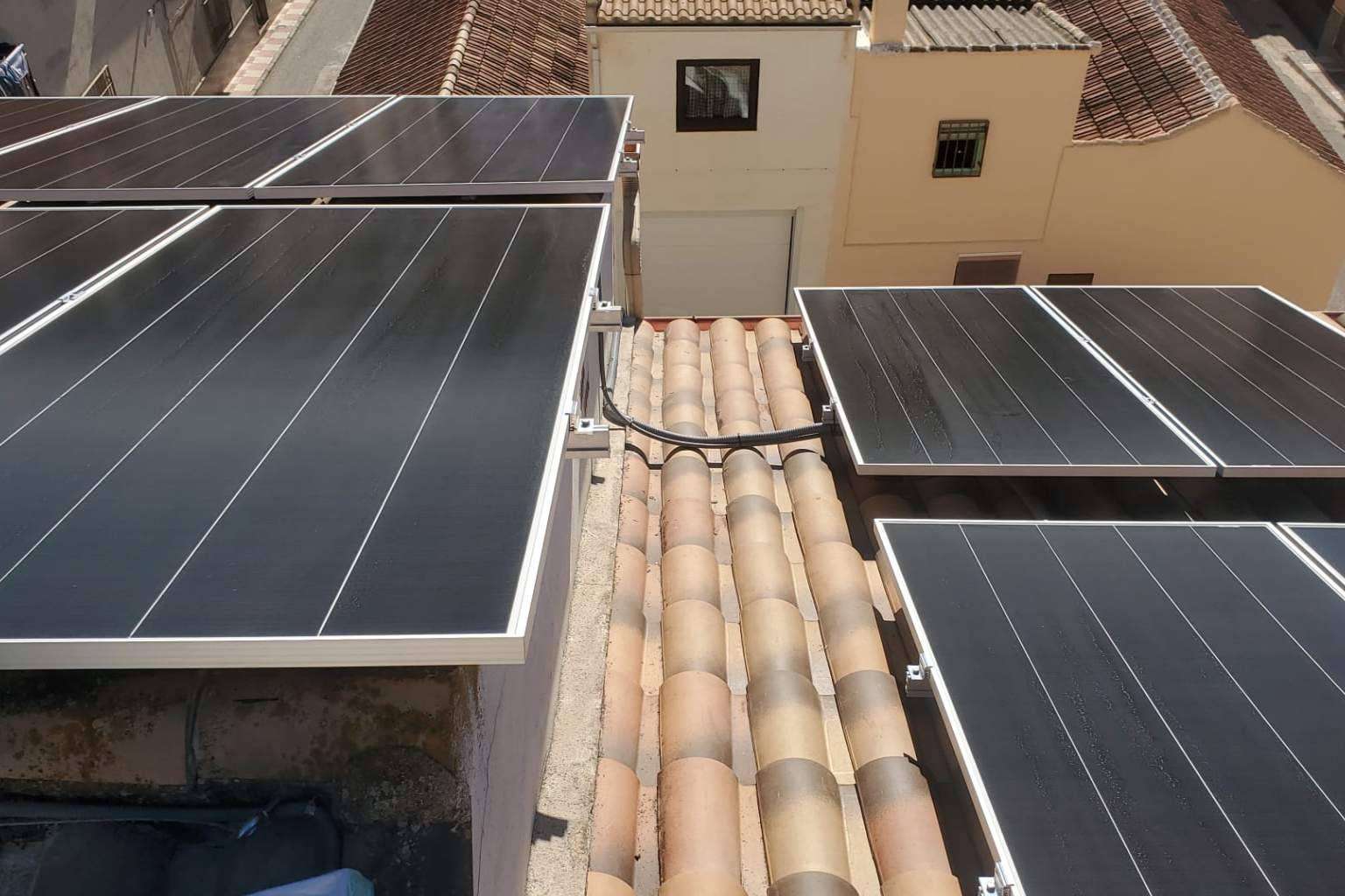 Instalaciones de paneles fotovoltaicos con cero de inversión inicial, con Grupo Jalcris