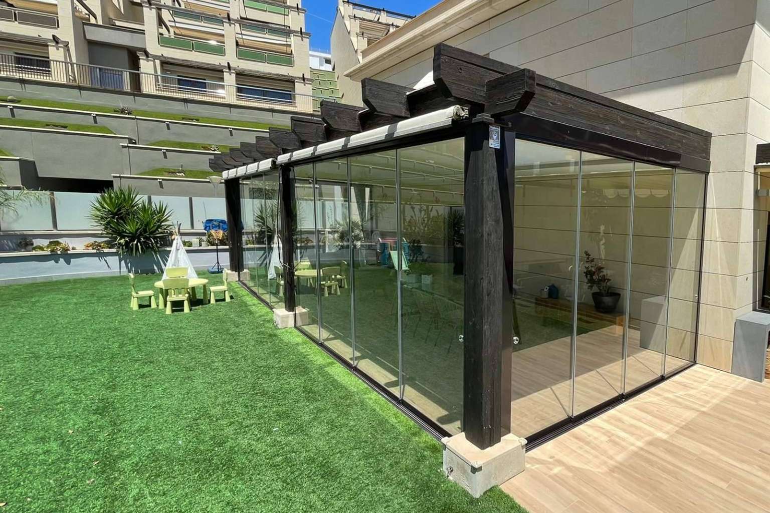 Máxima transparencia y minimalismo, así son las cortinas de cristal de Airclos