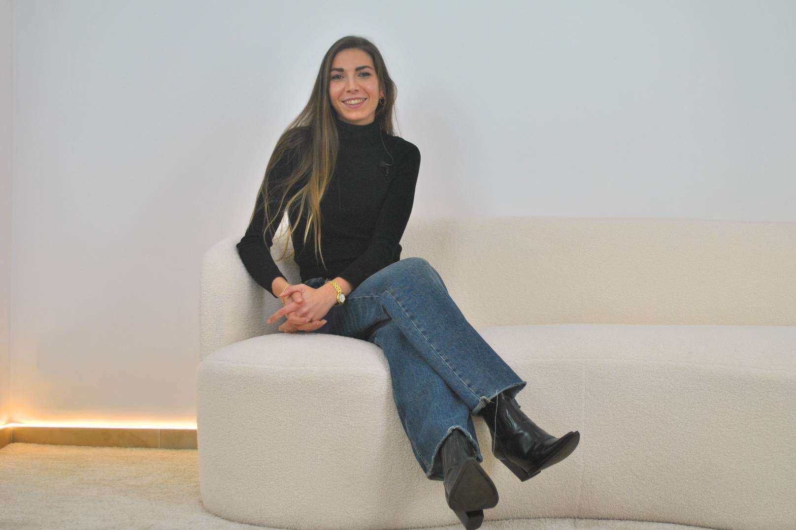 La fundadora de Hygge Bienestar, Mar Escobedo Romero, concede una entrevista