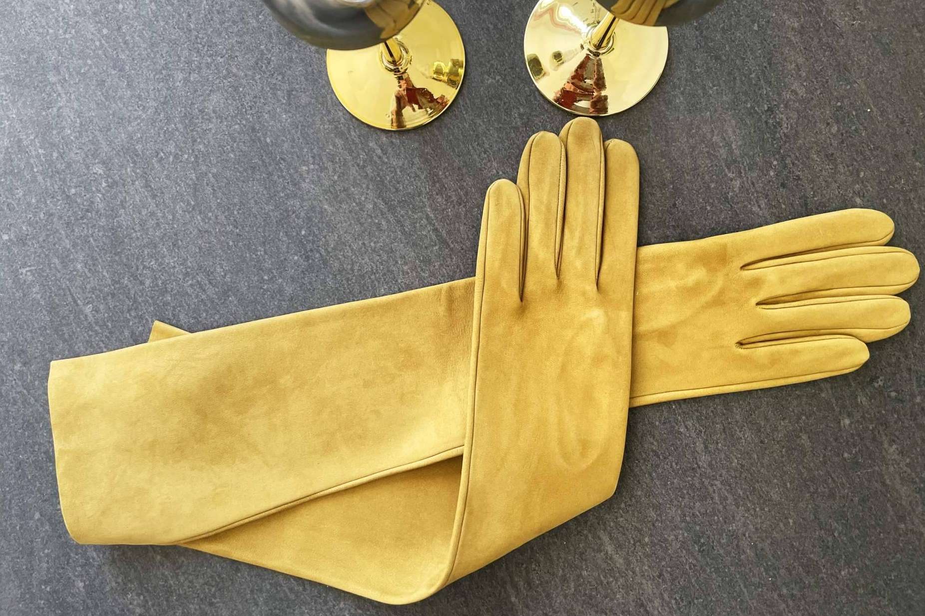Santacana, guantes de mujer que destacan por su calidad y su estilo atemporal