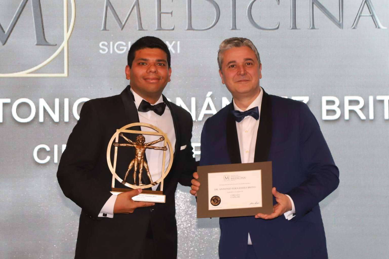 El Dr. Antonio Fernández Brito de Microcapilar Hair Clinic recibió un galardón como Cirujano Capilar