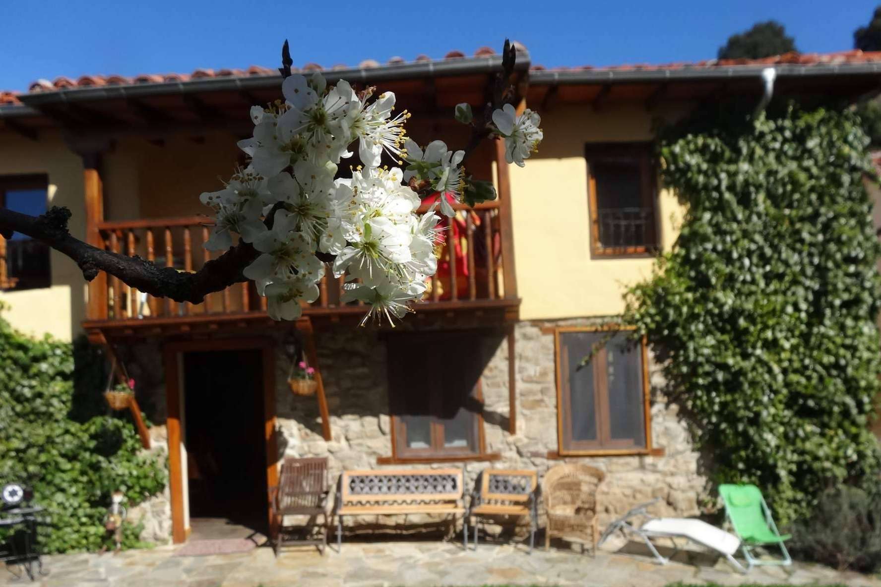 En el valle de Liébana La Perezosa ofrece un plan de vacaciones alternativas con yoga