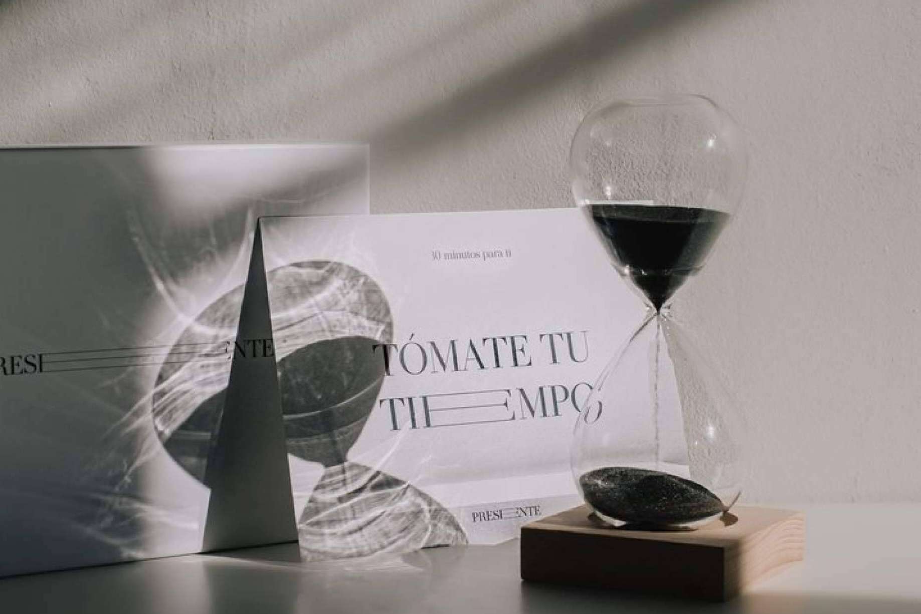 El reloj de arena con base de madera de Preseeente es un obsequio que simboliza bienestar y felicidad