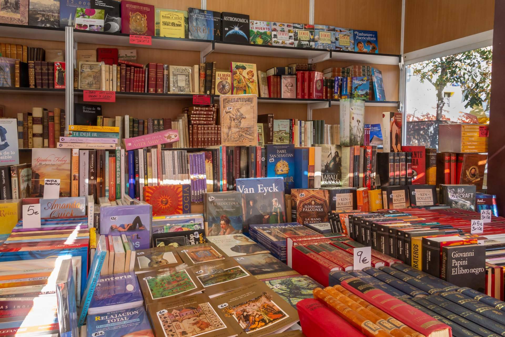 La caseta de la UNE recoge a los sellos de las editoriales universitarias y el sello edUPV presenta sus novedades