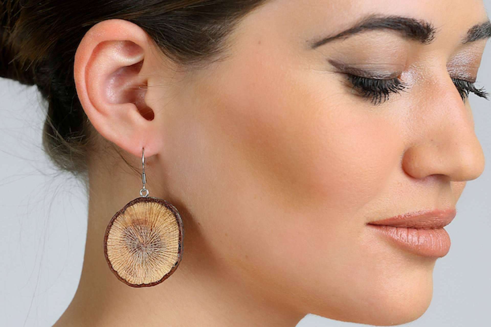 Accesorios de Madera Joyas ofrece consejos para elegir pendientes de madera según el tipo de escote