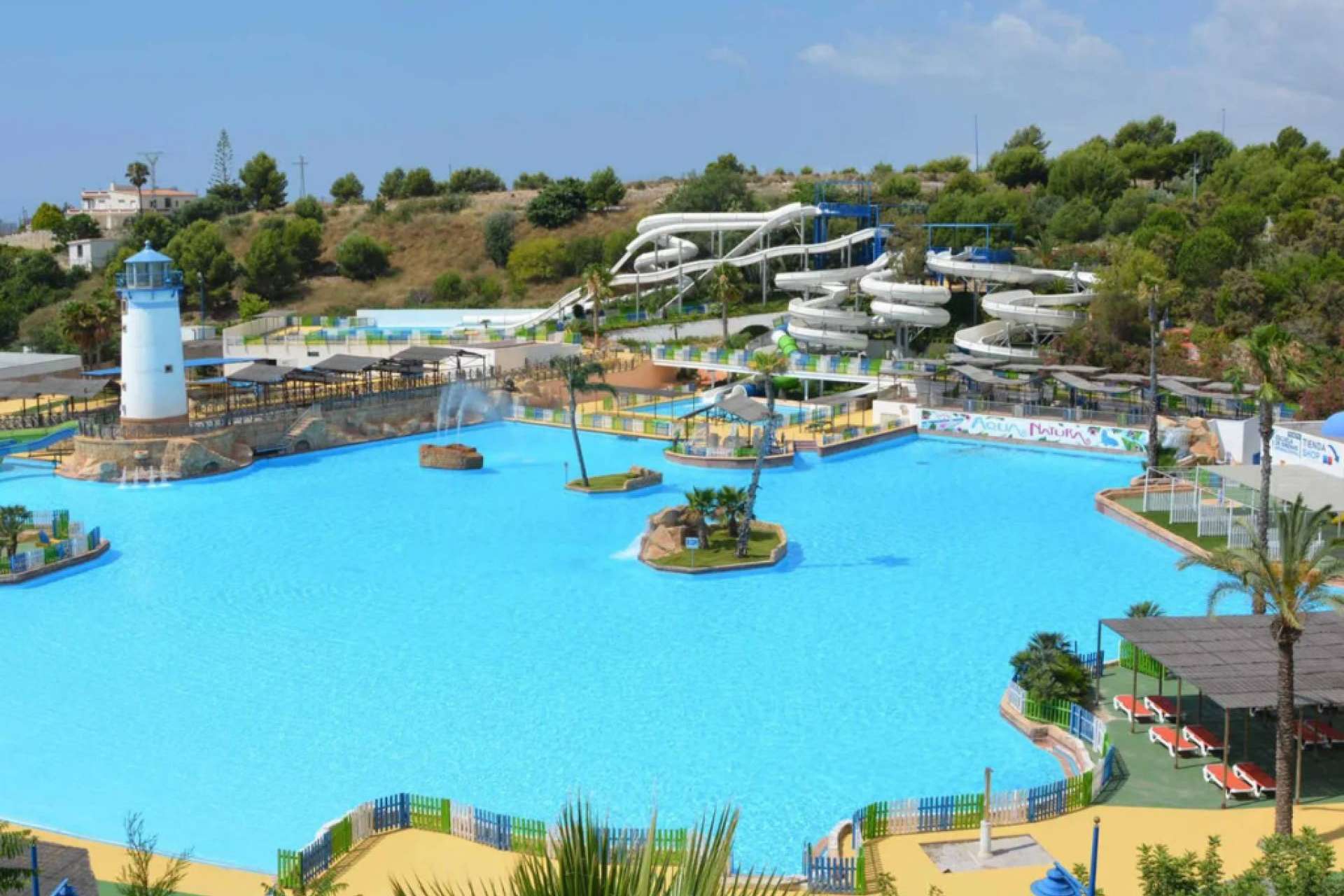 Limpieza de piscinas con vapor de alta presión, una técnica eficaz y ecológica que utiliza Galvañ Lacados