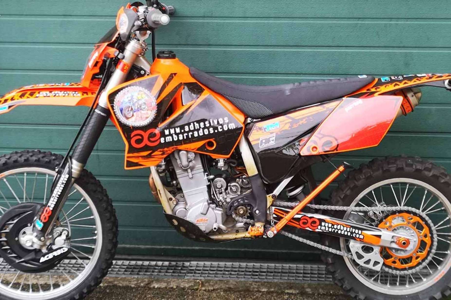 ADHESIVOSEMBARRADOS permite decorar motocicletas con adhesivos personalizados