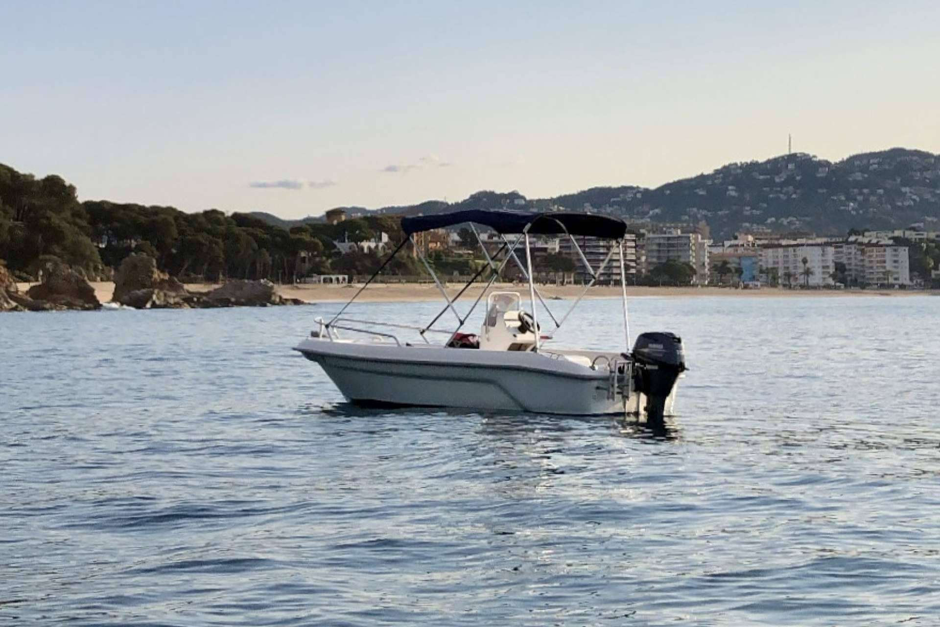 Alquiler de barcos sin licencia para navegar por Lloret de Mar
