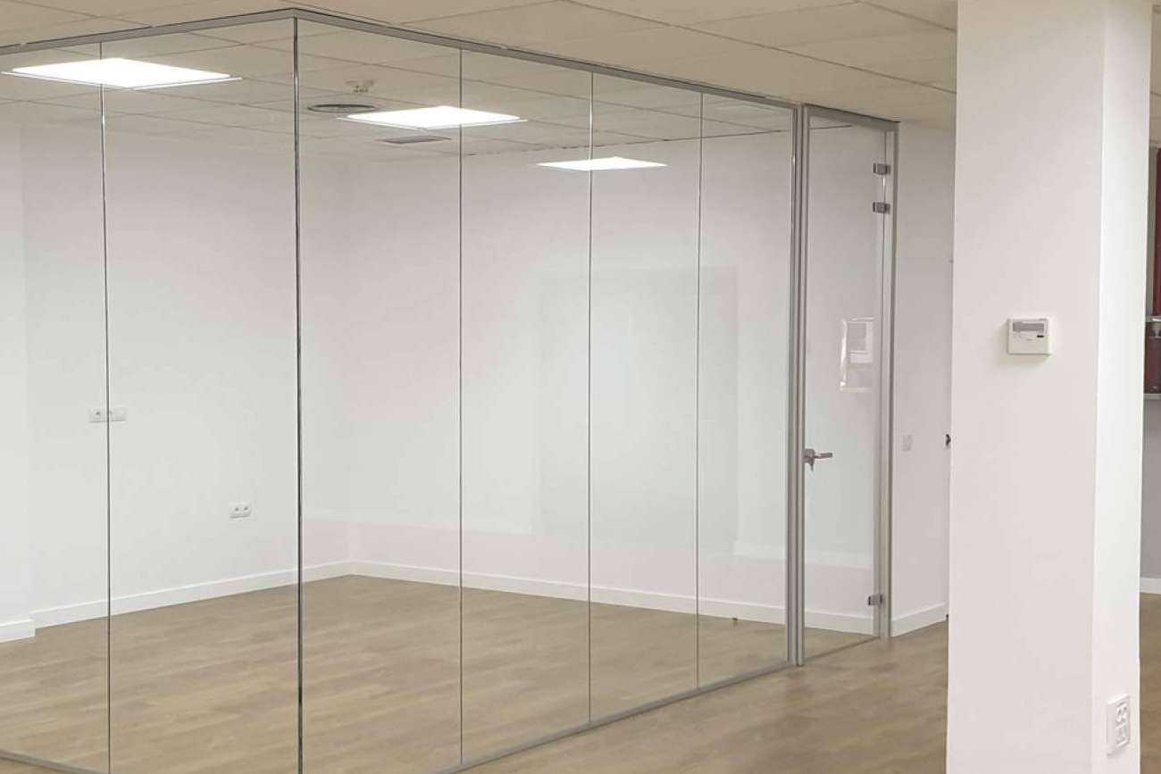 Mamparas de oficina que refuerzan la identidad corporativa de la empresa, con Office Deco
