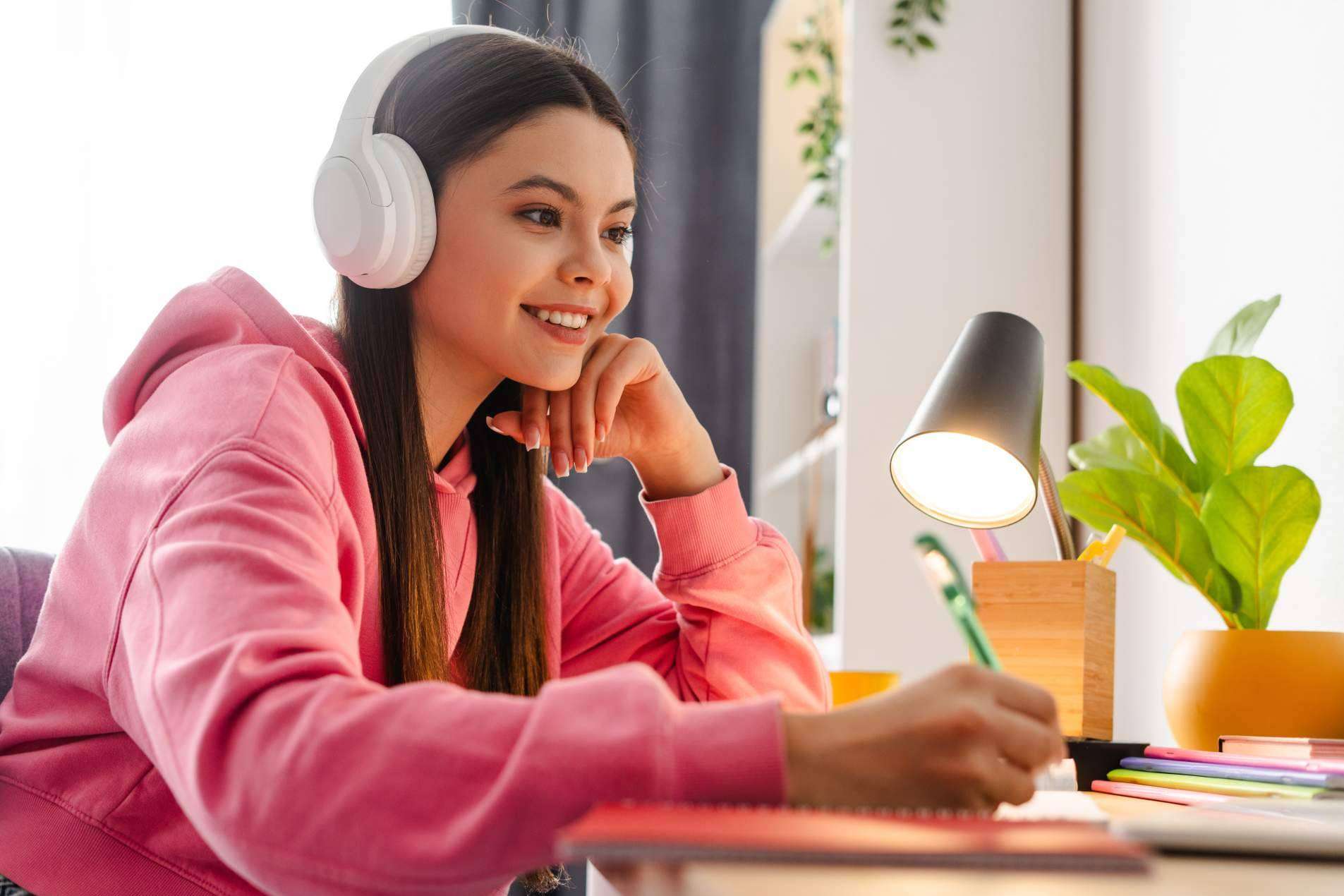 Aicad Business School apuesta por cursos con convenio de prácticas para la formación profesional