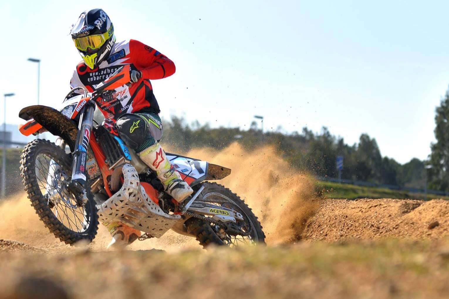 Ropa off road personalizada con ADHESIVOSEMBARRADOS