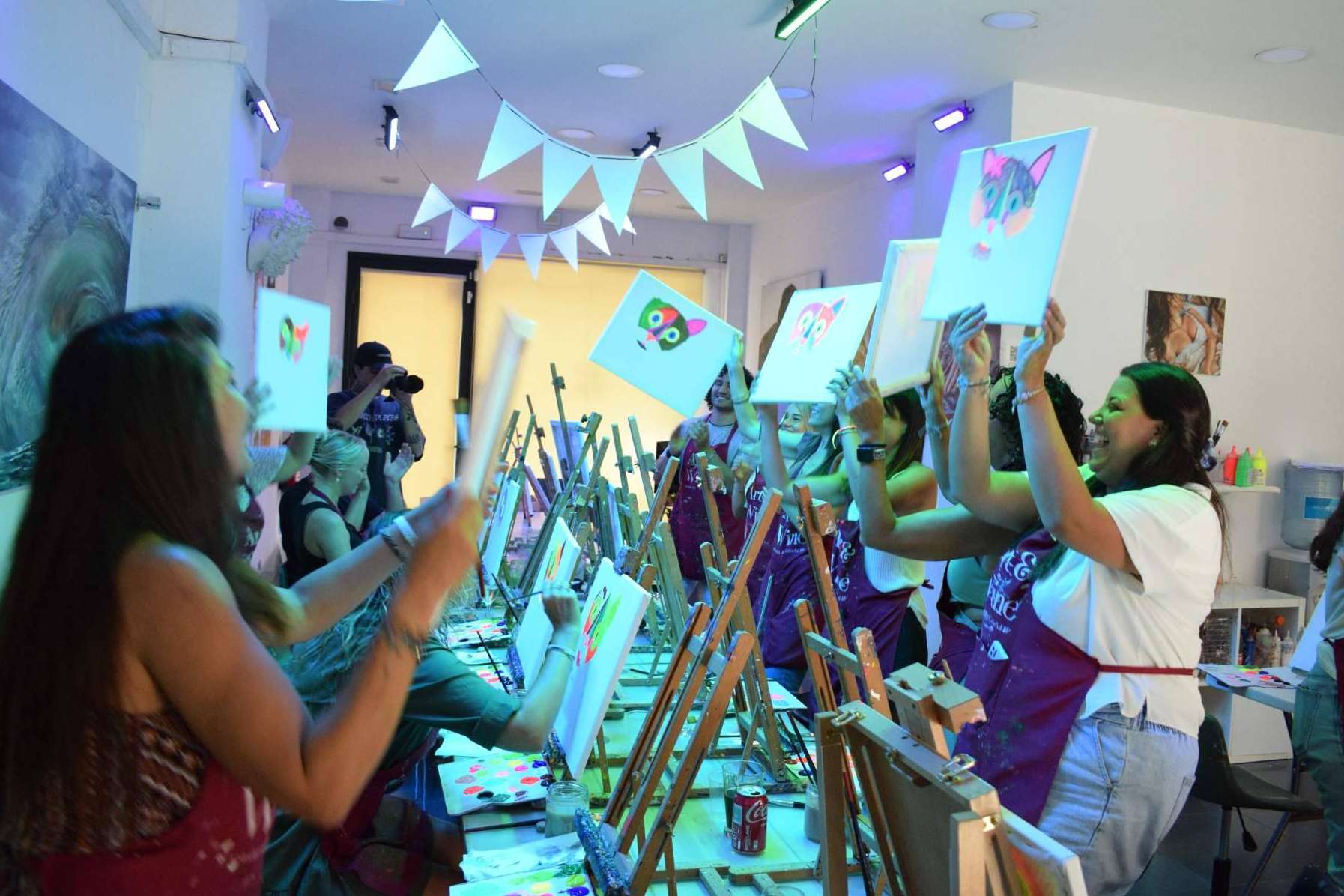 Experiencias de pintura con arte y vino en Barcelona