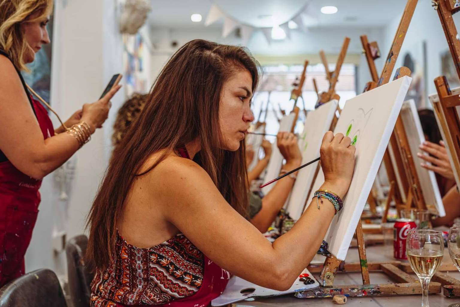 Disfrutar de sesiones de arte y vino con amigos en Art & Wine