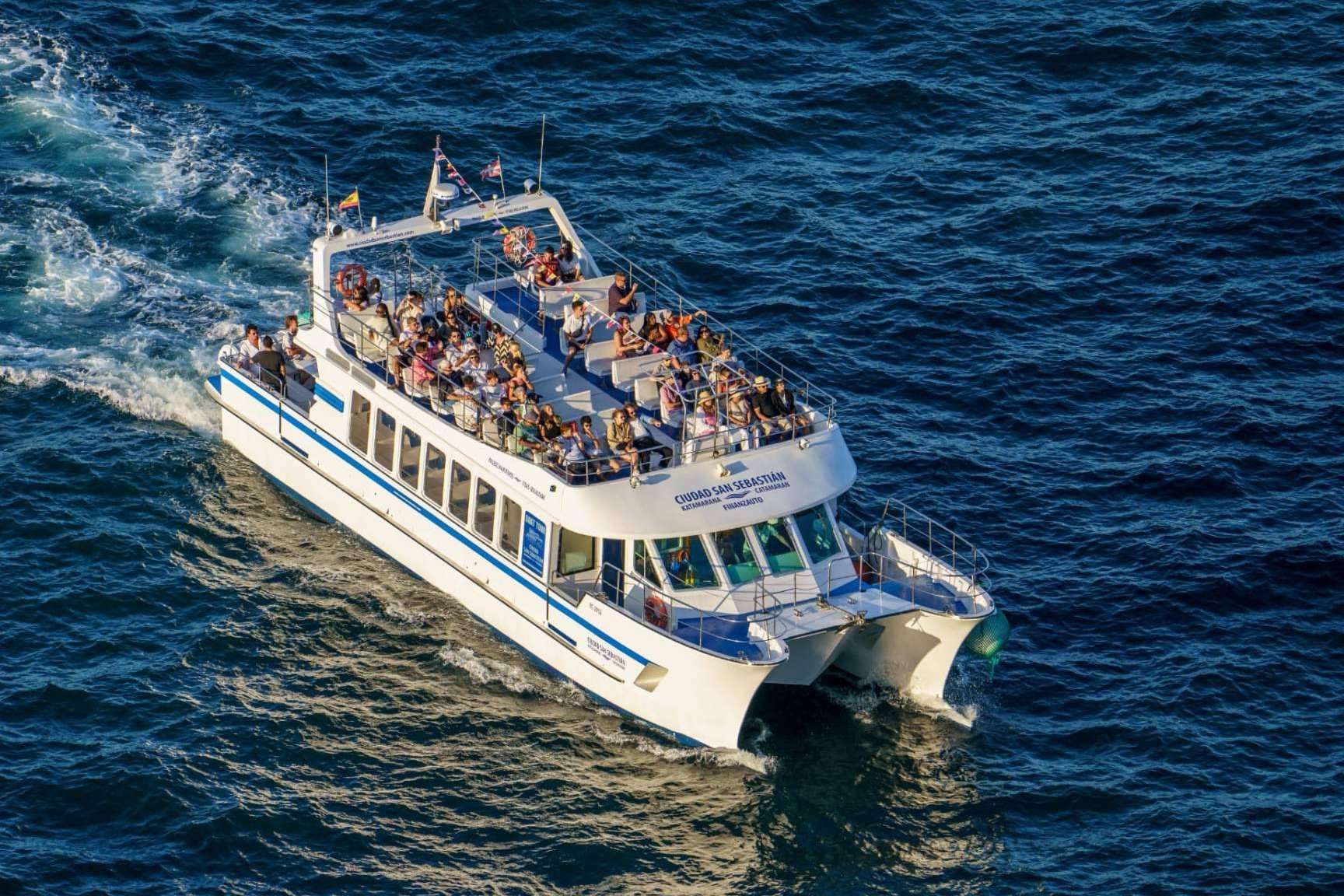 Descubrir San Sebastián desde el mar con los paseos en catamarán sostenible de Finanzauto Ciudad San Sebastián
