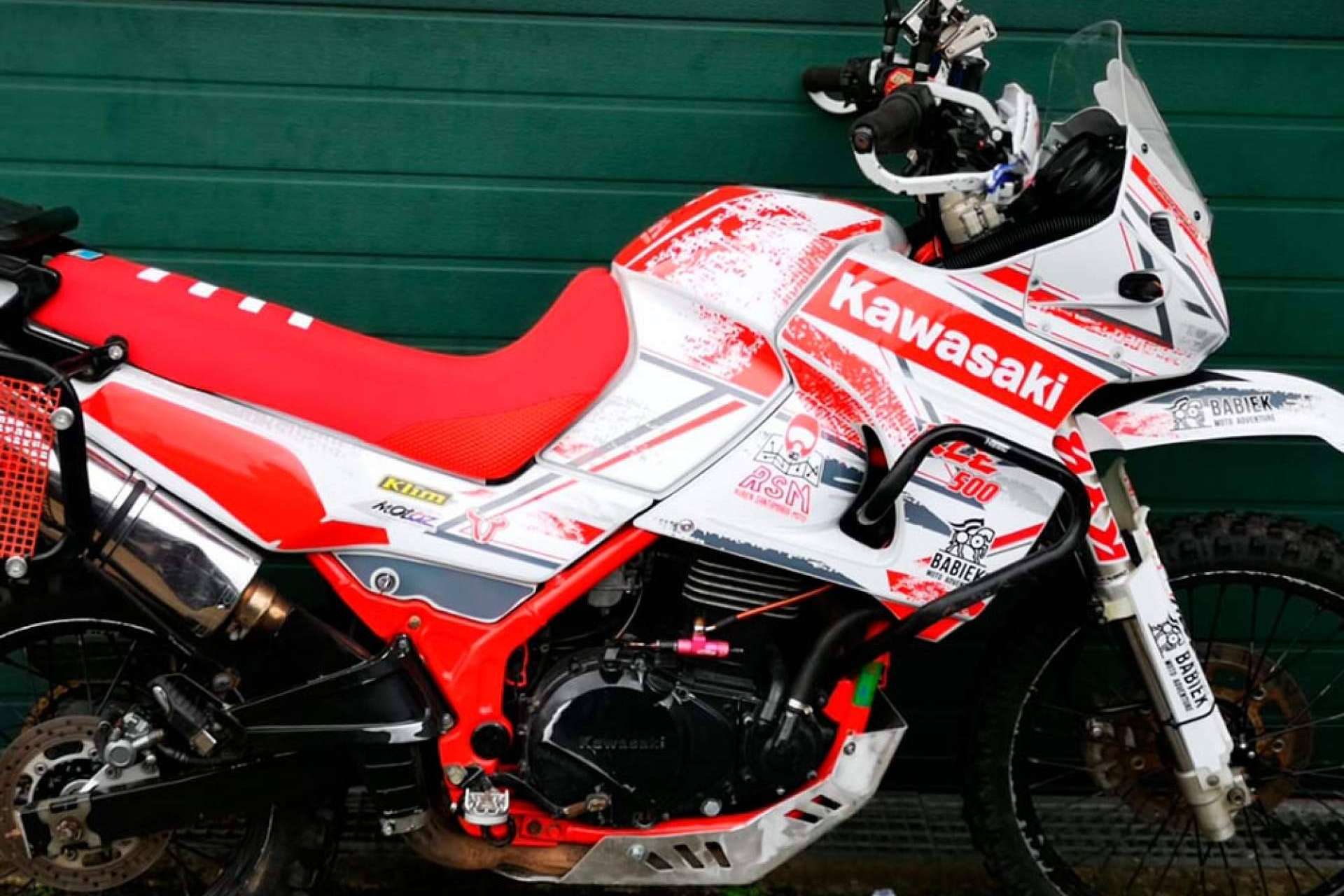 Personalizar una moto offroad, con el kit de pegatinas de ADHESIVOSEMBARRADOS