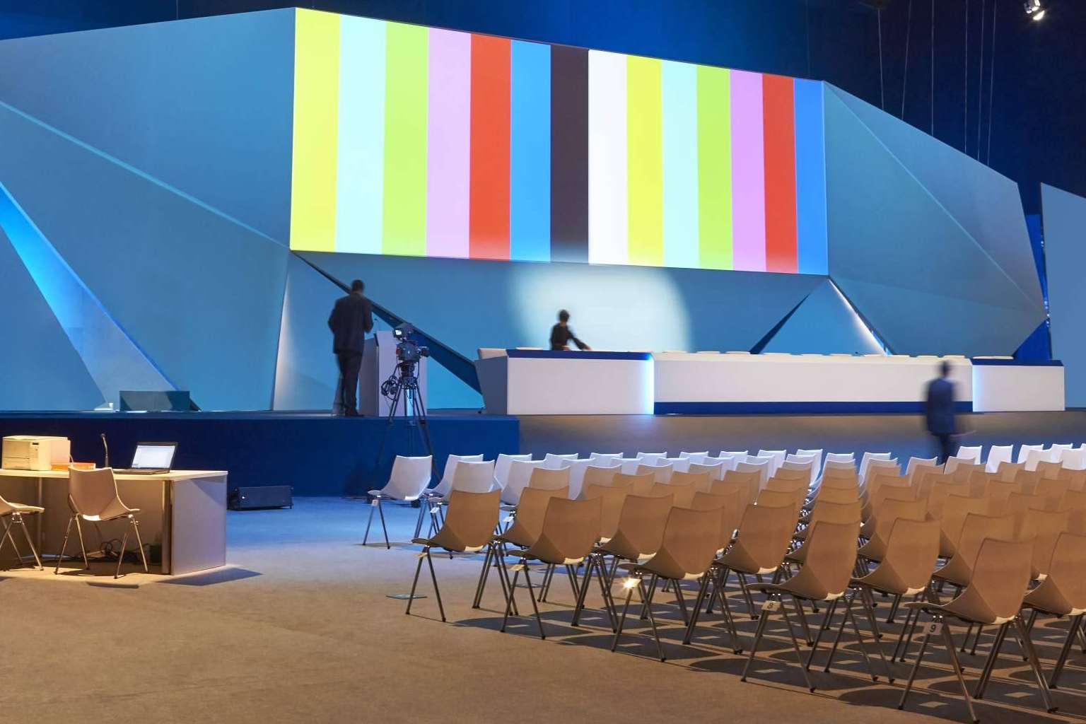 Azafatas Multilingües; La clave para un congreso internacional exitoso en Madrid