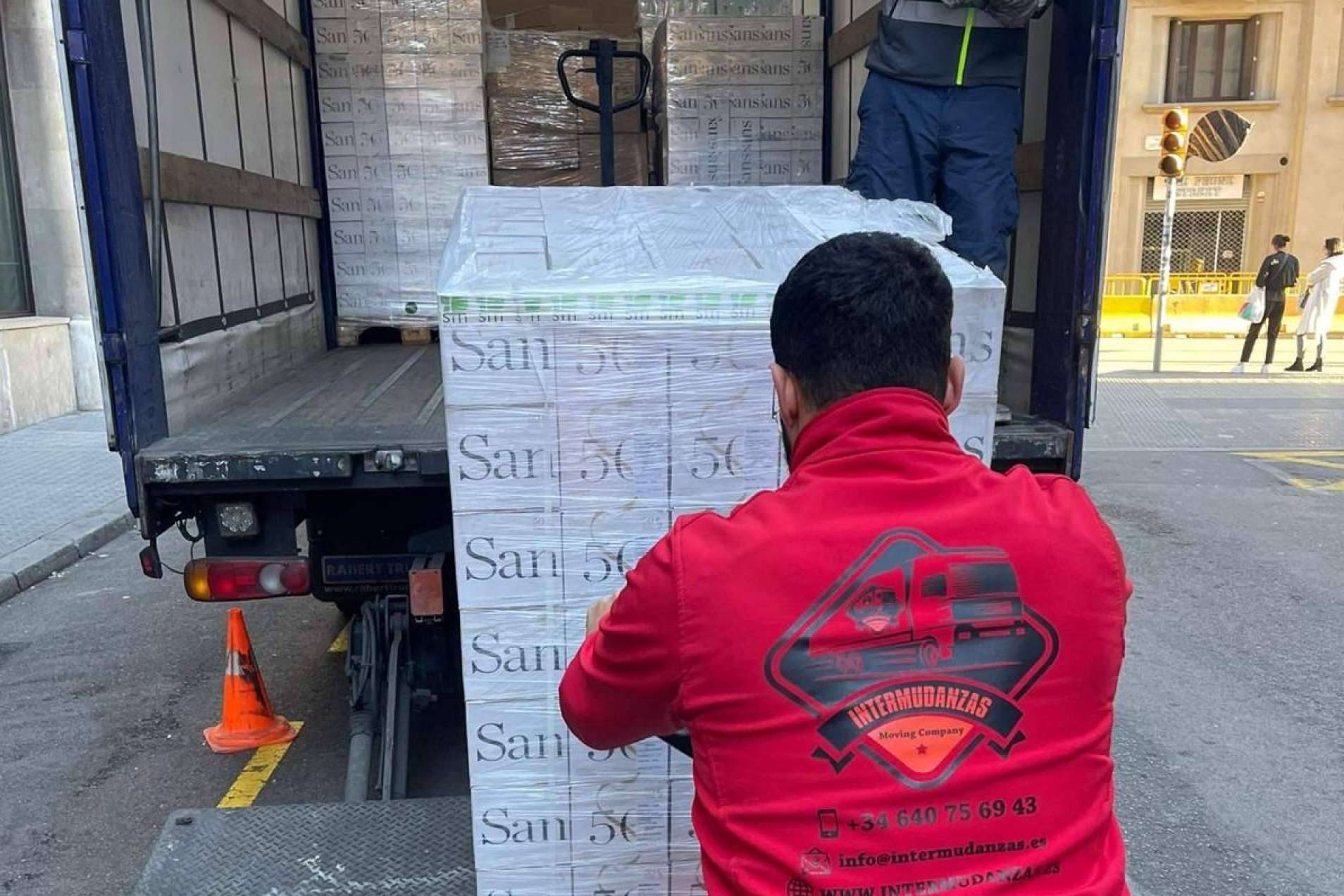 Intermudanzas ofrece un servicio profesional de mudanzas en Barcelona