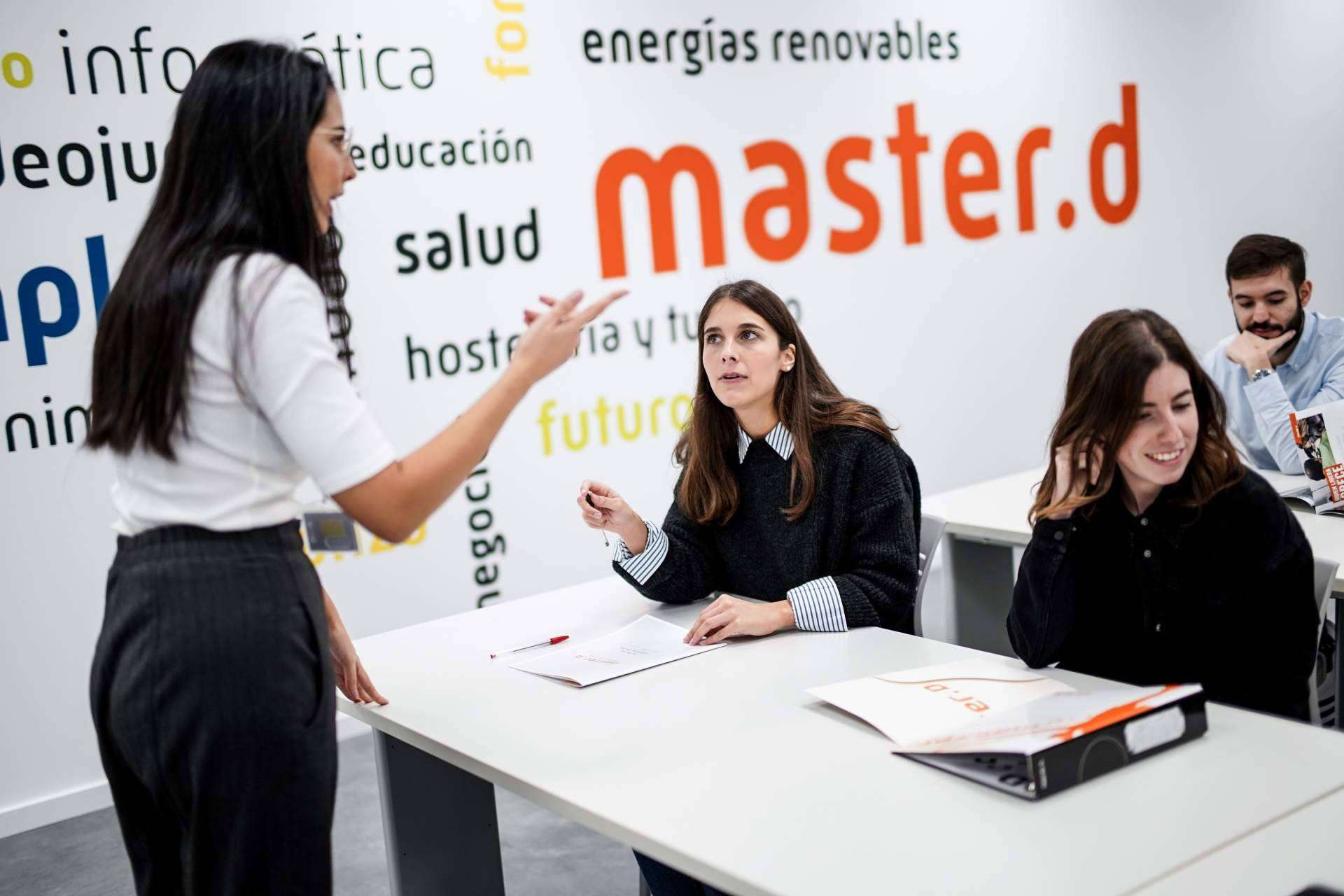 Controladores aéreos; formación práctica y apoyo laboral para una carrera al alcance de todos en MasterD