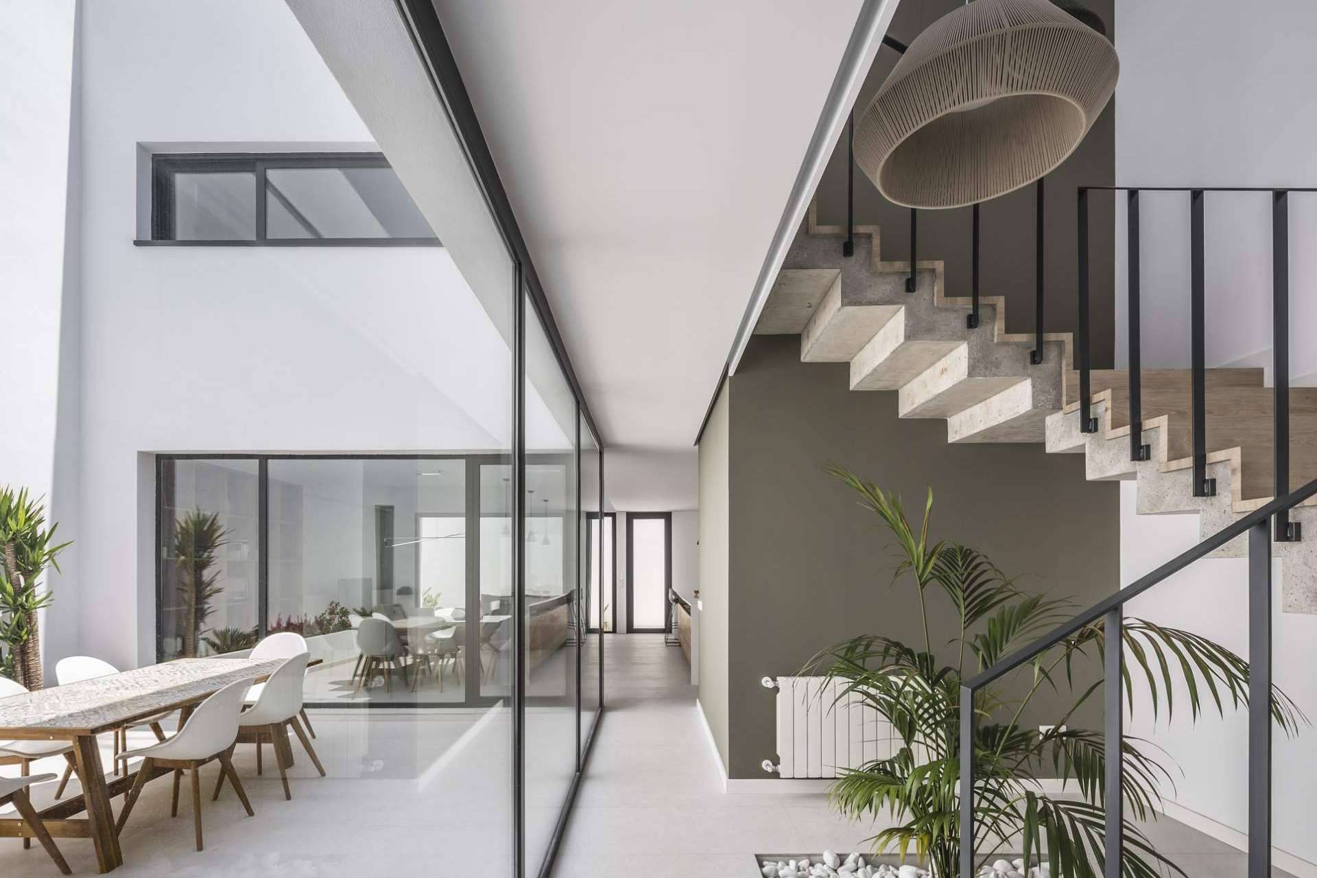 Frasquet Arquitectos transforma las casas entre medianeras en espacios llenos de luz en Valencia