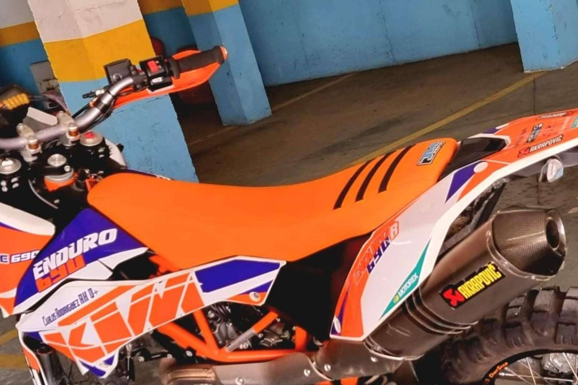 Los adhesivos y plásticos personalizados de ADHESIVOSEMBARRADOS renuevan el estilo de cualquier moto