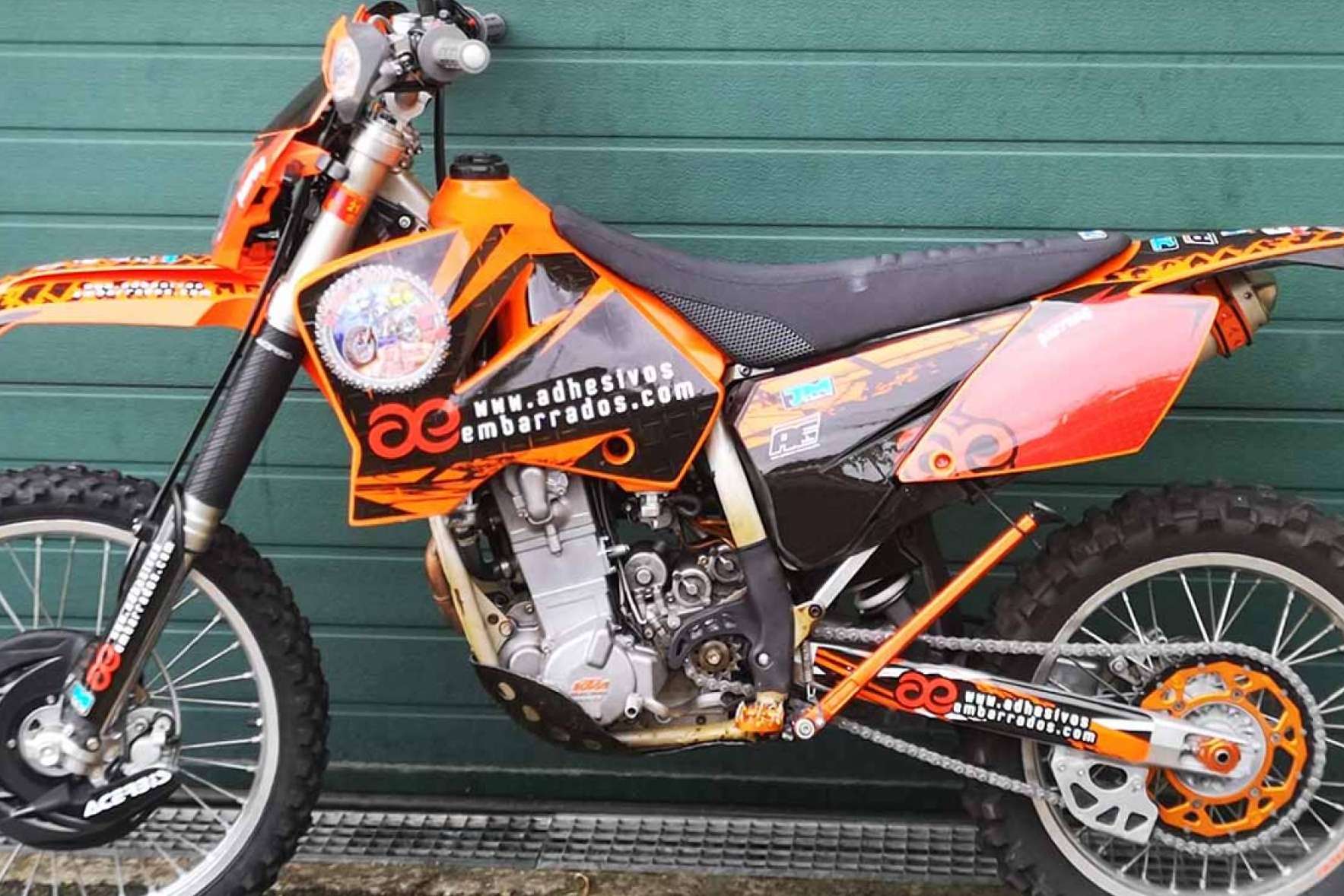 Diseños personalizados en plásticos y adhesivos para motos offroad, la apuesta de ADHESIVOSEMBARRADOS