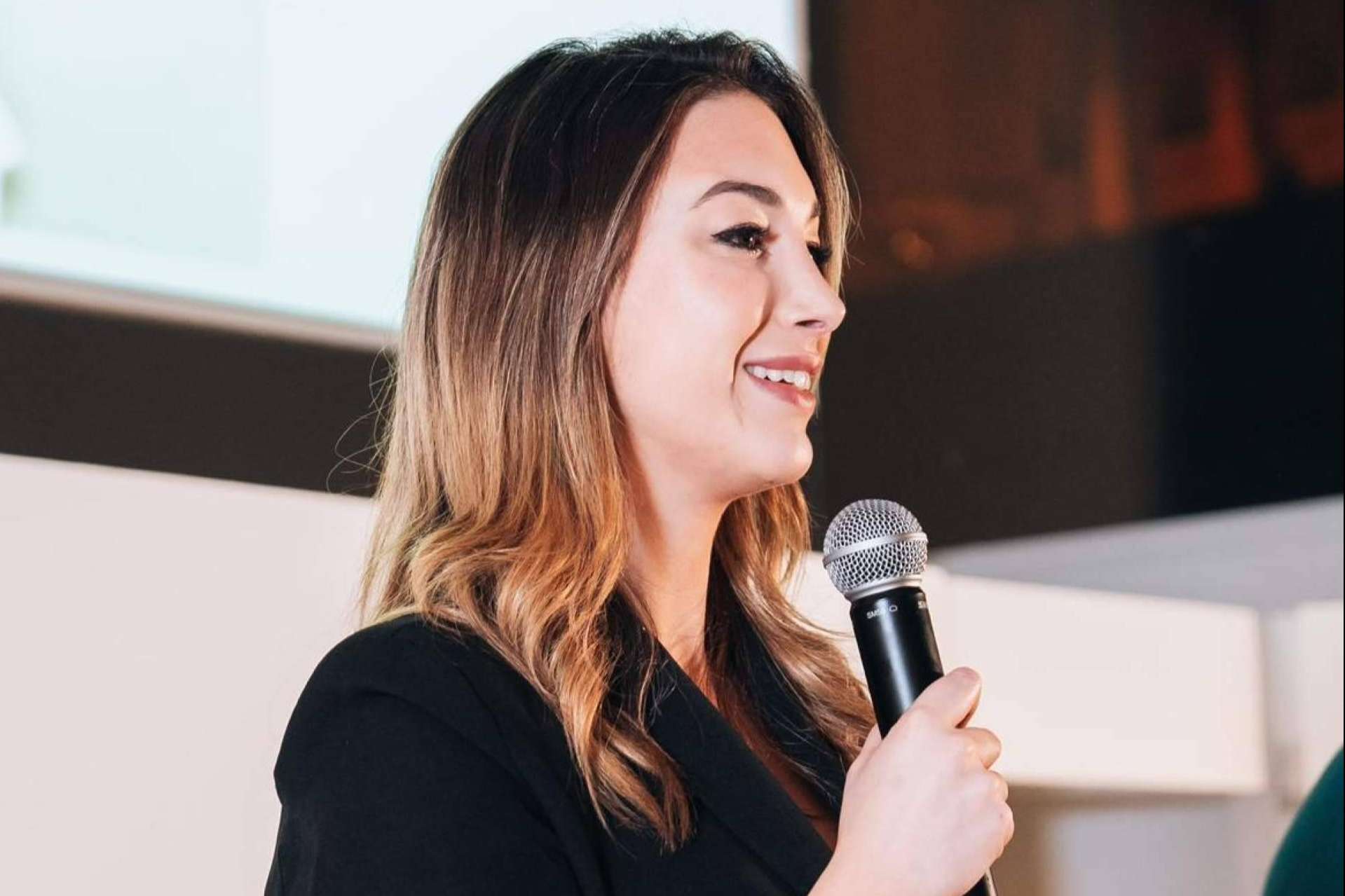 Claudia Raymat, una periodista con impacto en la gestión de crisis y la escena foodie