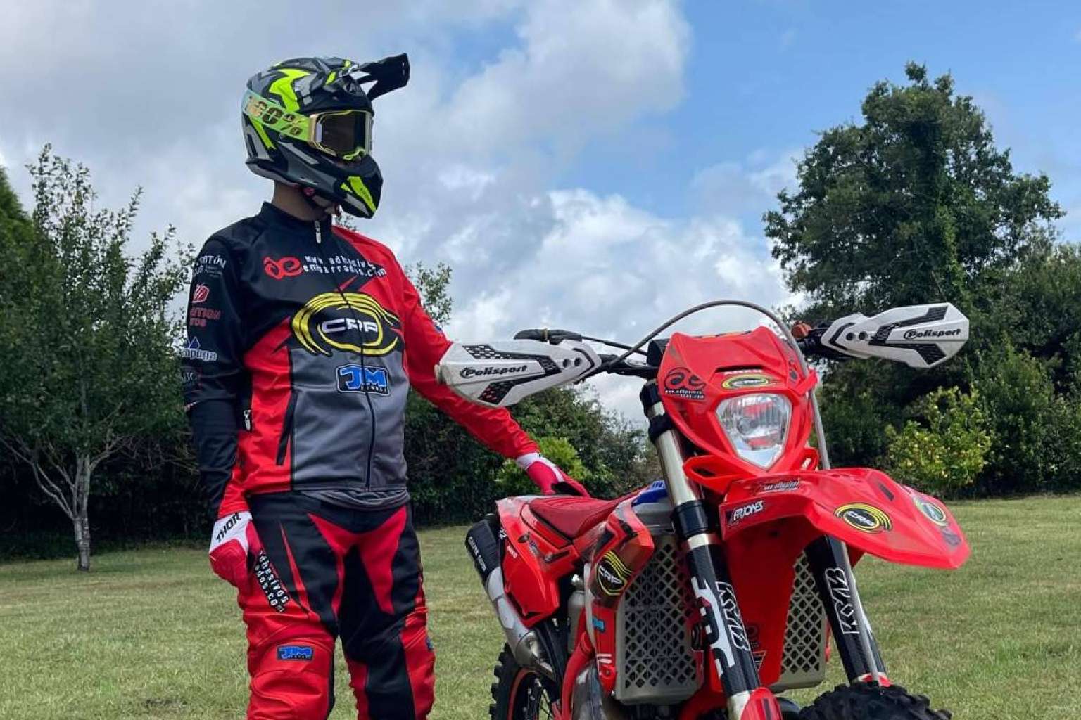 ADHESIVOSEMBARRADOS lleva la identidad del piloto al siguiente nivel con ropa de motocross personalizada