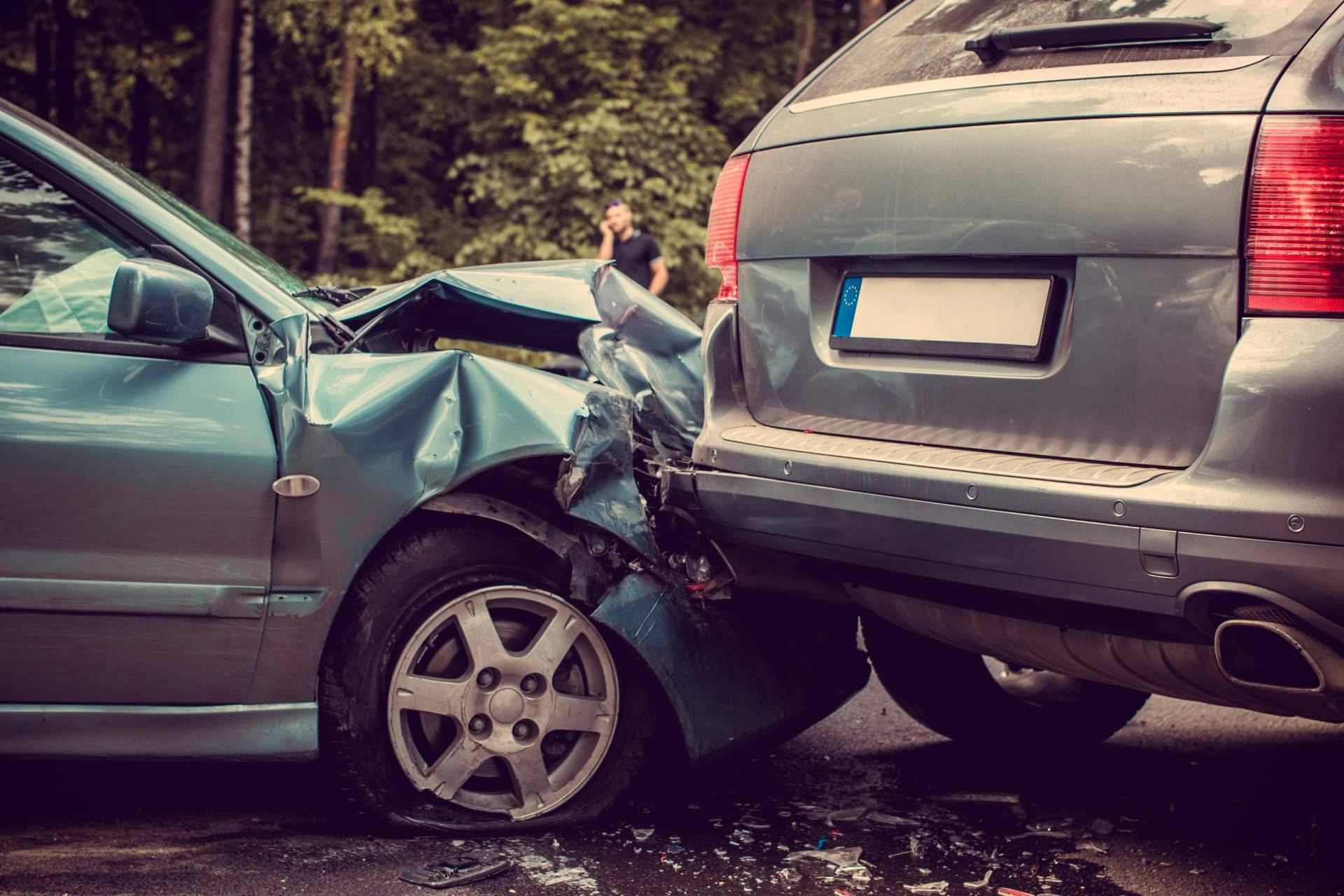 Accidente de coche con colisión múltiple, cómo actuar y qué derechos tienen los afectados