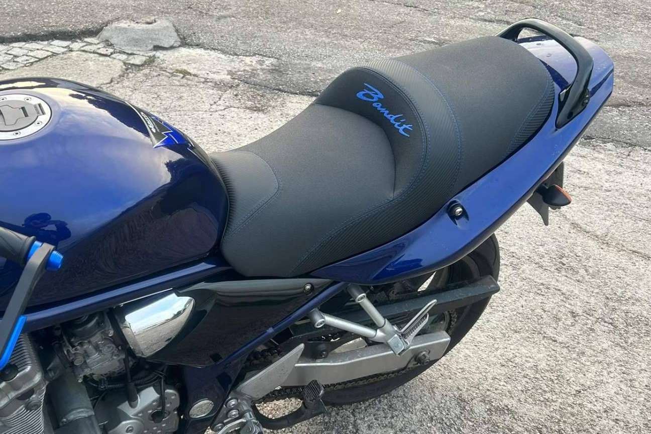 Tapizar asiento de moto con estilo; JM-FUNDAS destaca con fundas personalizadas y funcionales