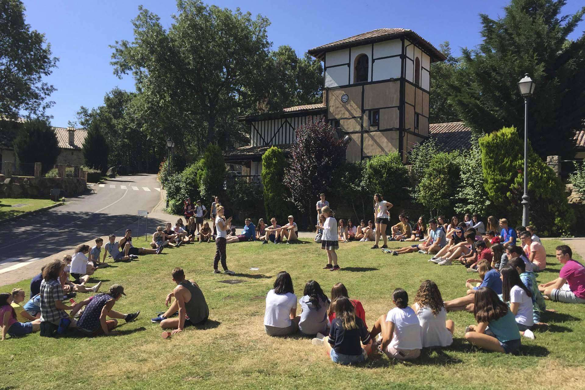 Un campamento de inglés para niños y jóvenes con angloparlantes nativos de su misma edad
