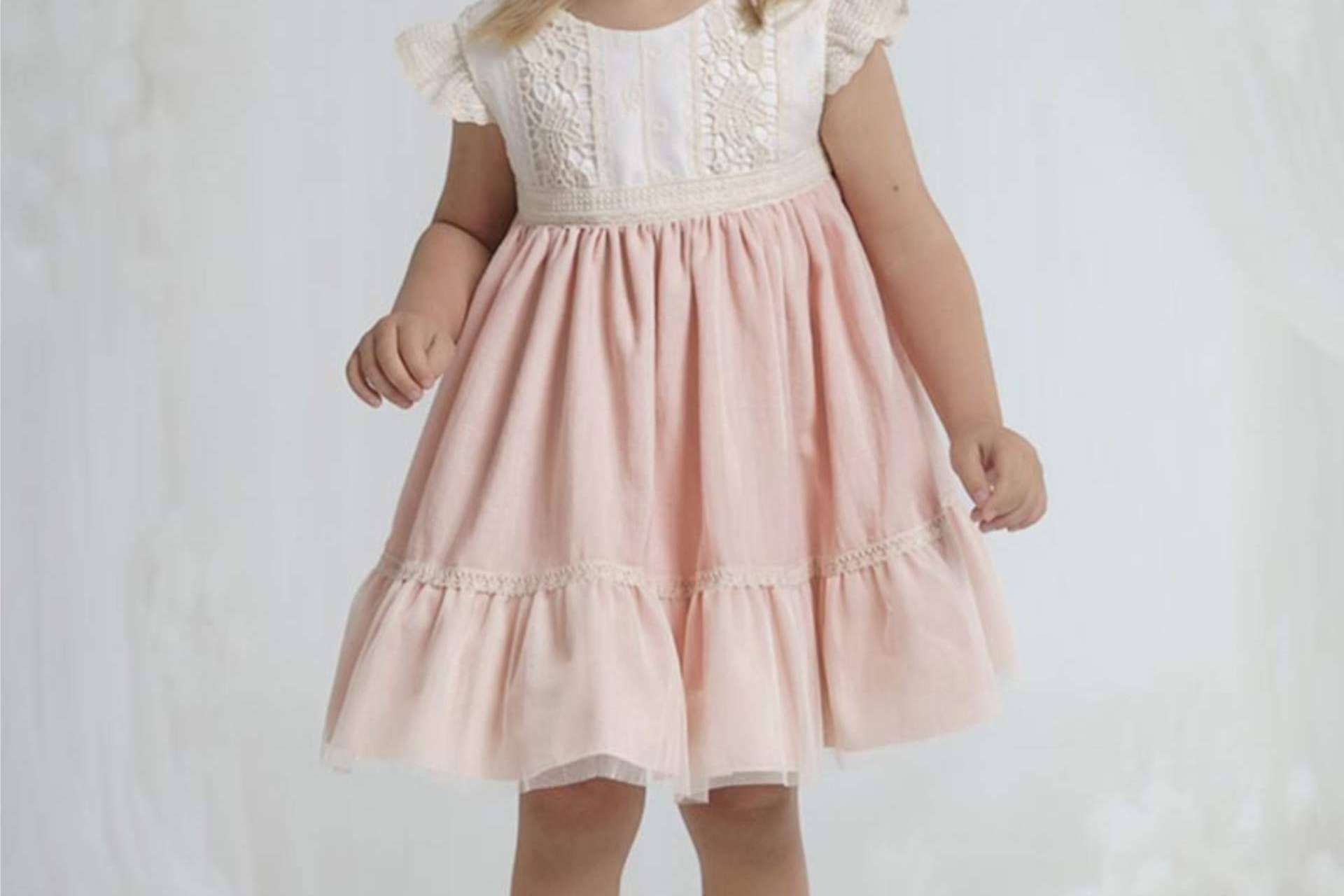 Muñeca Rubia, excelencia artesanal en ropa infantil para eventos únicos