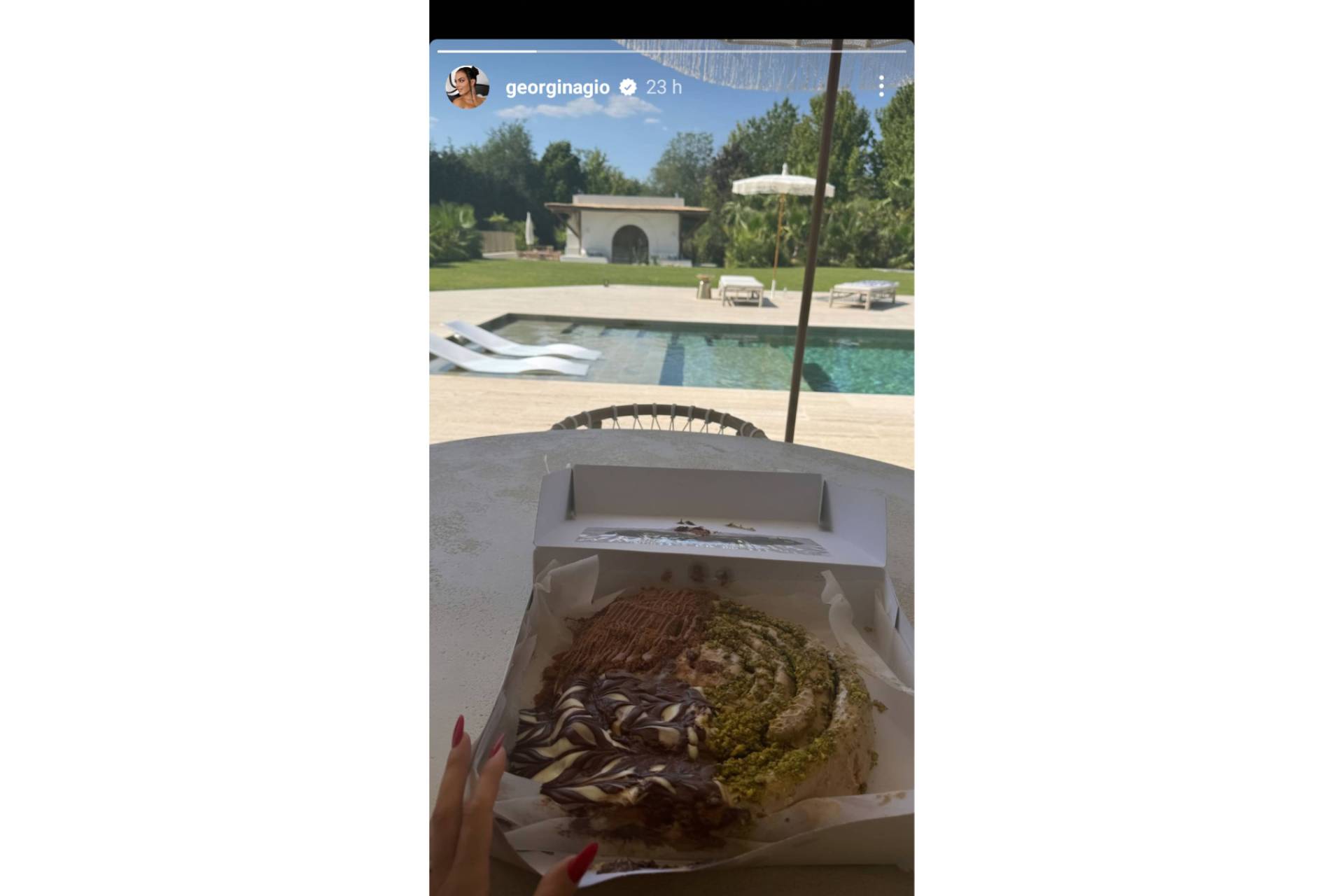 Georgina y Cristiano Ronaldo se rinden ante los rollos de canela de Dulce Canela en Málaga
