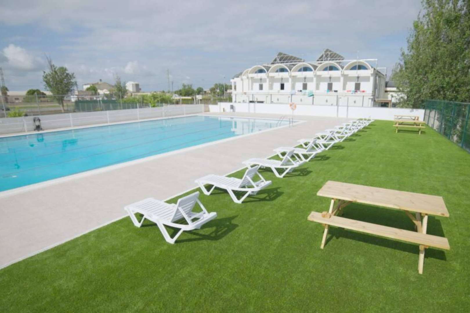 Este verano, el césped artificial para piscina de Albergrass permite disfrutar sin preocupaciones de mantenimiento