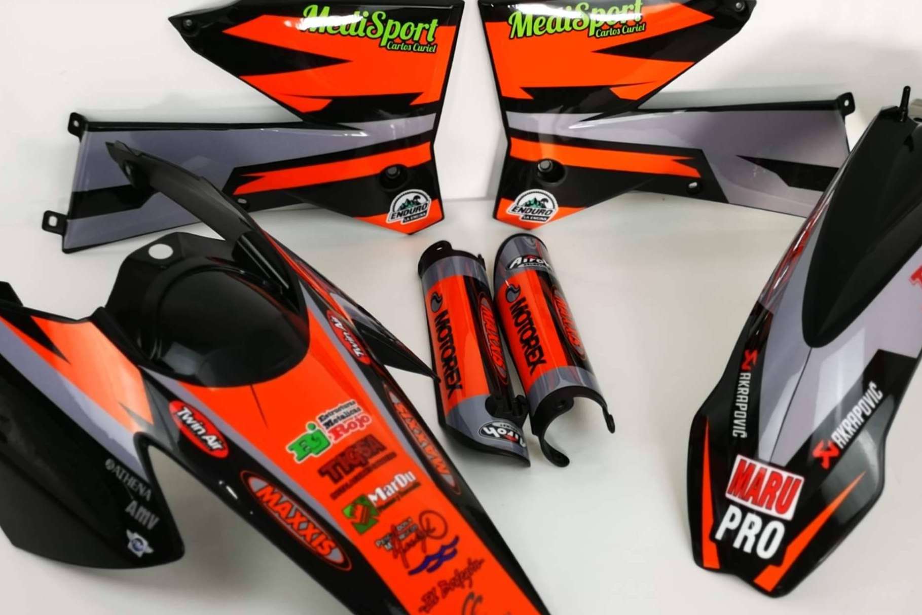 Kits de adhesivos personalizados mas kit de plásticos para motos off-road