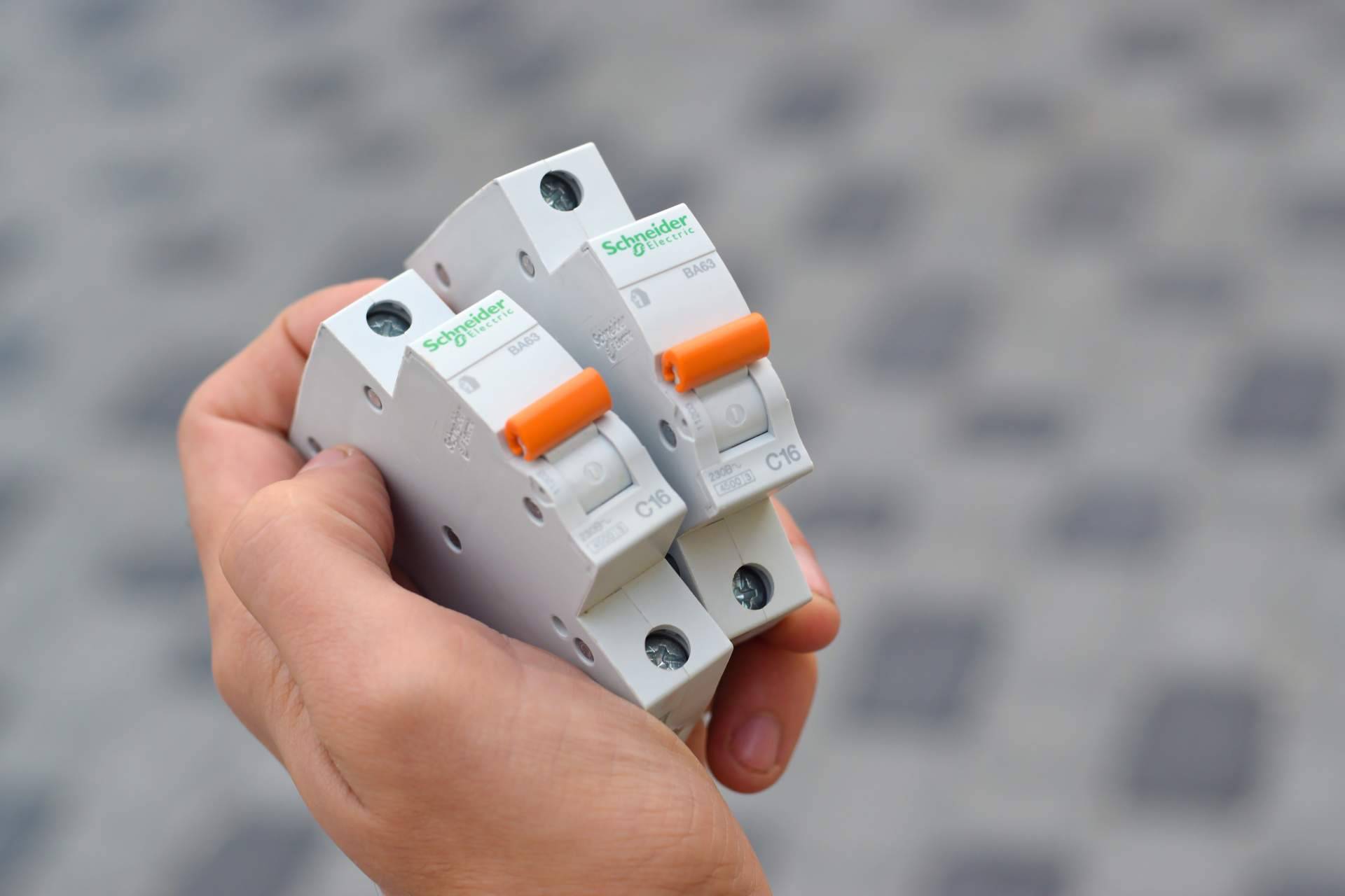 El material eléctrico Schneider Electric gana presencia en proyectos energéticos a través de Cadenza Electric