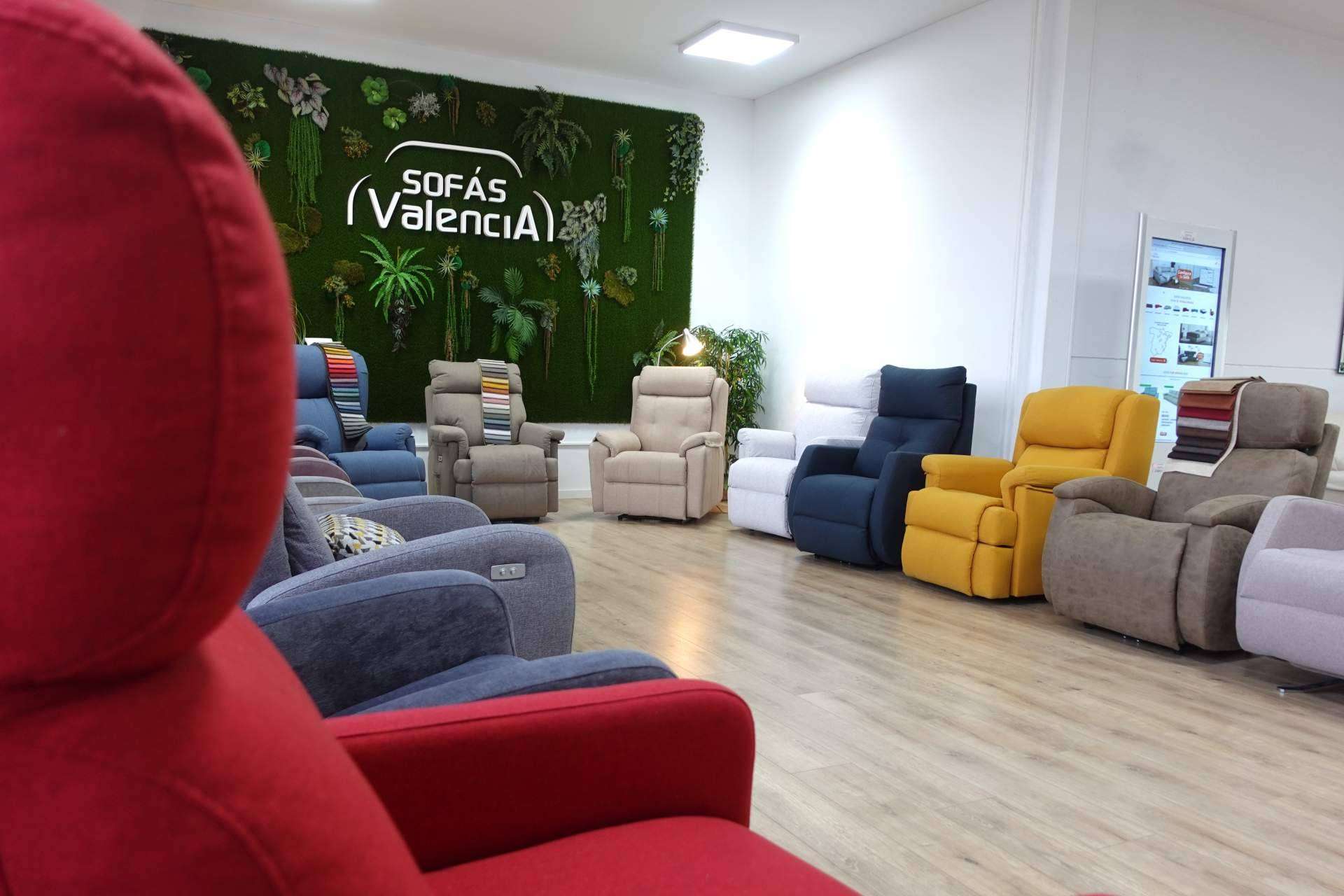 Sofás Valencia ofrece sillones configurables con tejidos antimanchas y tecnología levanta personas