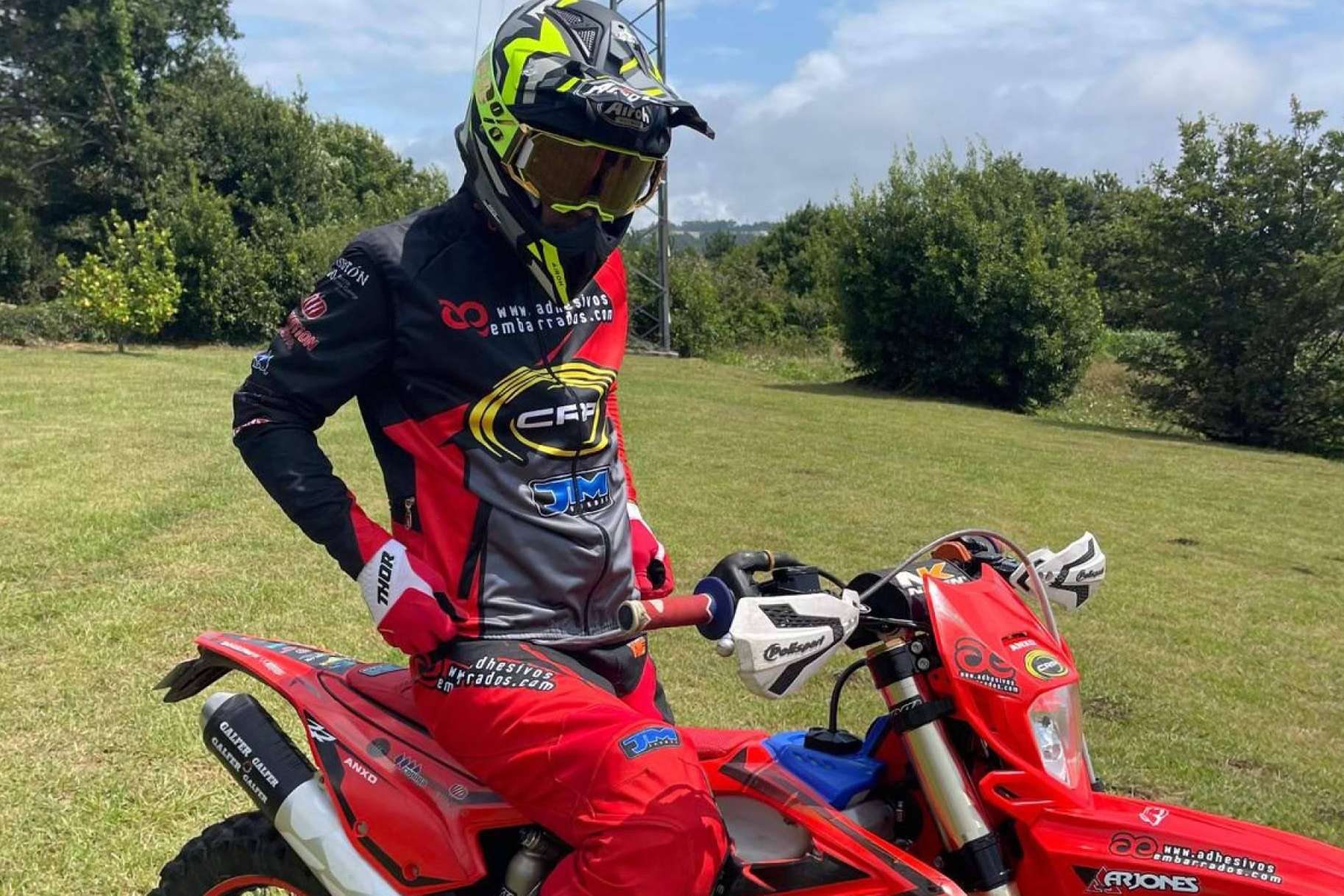 La ropa personalizada offroad de ADHESIVOSEMBARRADOS marca el ritmo en el terreno
