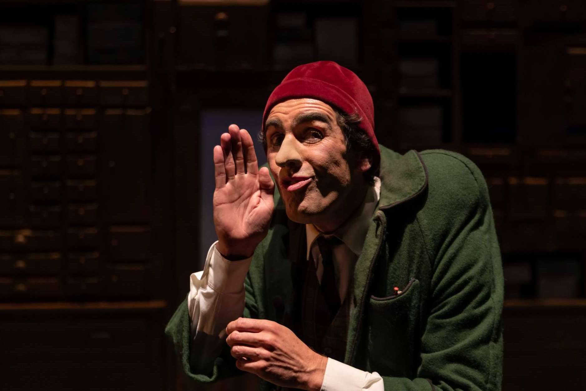 La fusión entre magia y clown crea un universo único en los espectáculos de Adrián Conde