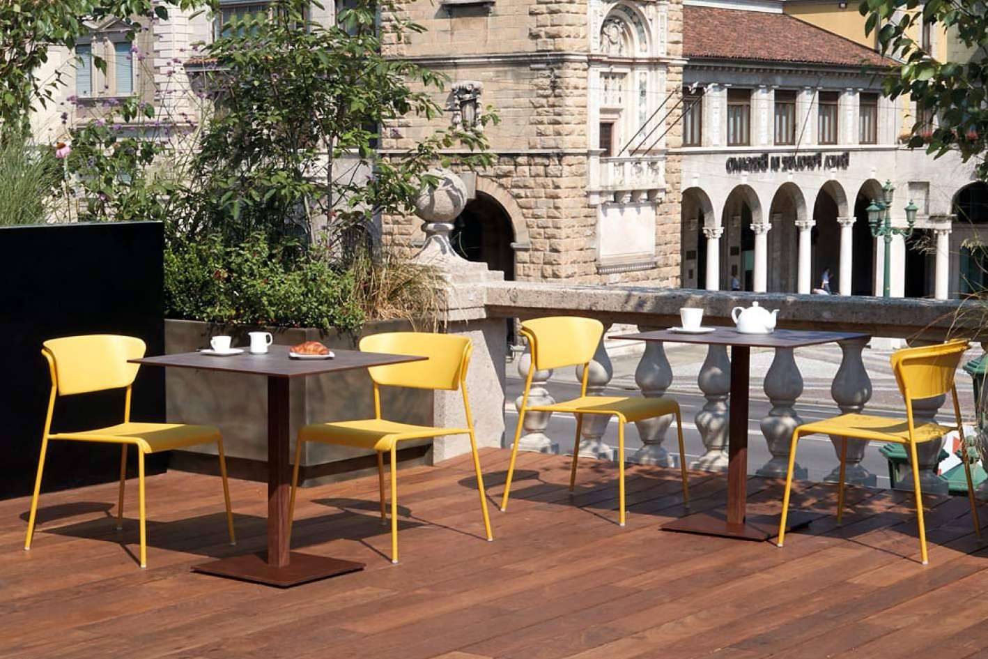 OfficeDeco refuerza su oferta en mobiliario de hostelería con diseños pensados para entornos exteriores