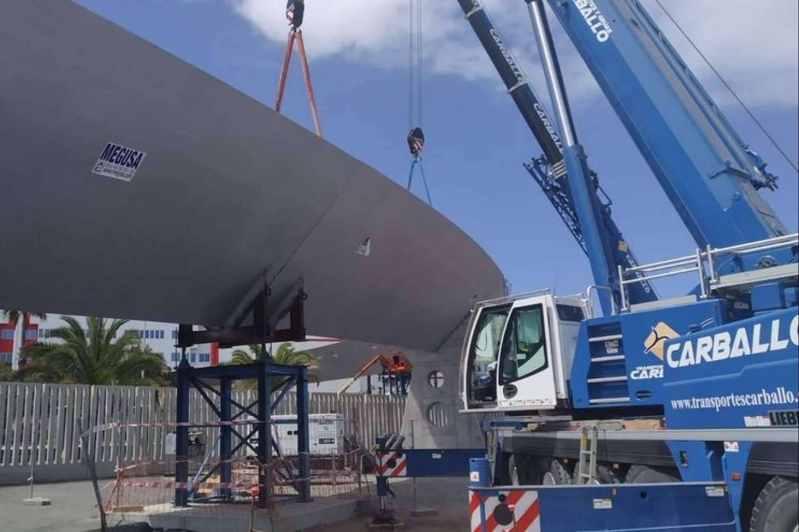 Transportes y Grúas Carballo ejecuta con éxito el montaje de la pasarela La Onda Atlántica en Las Palmas de Gran Canaria