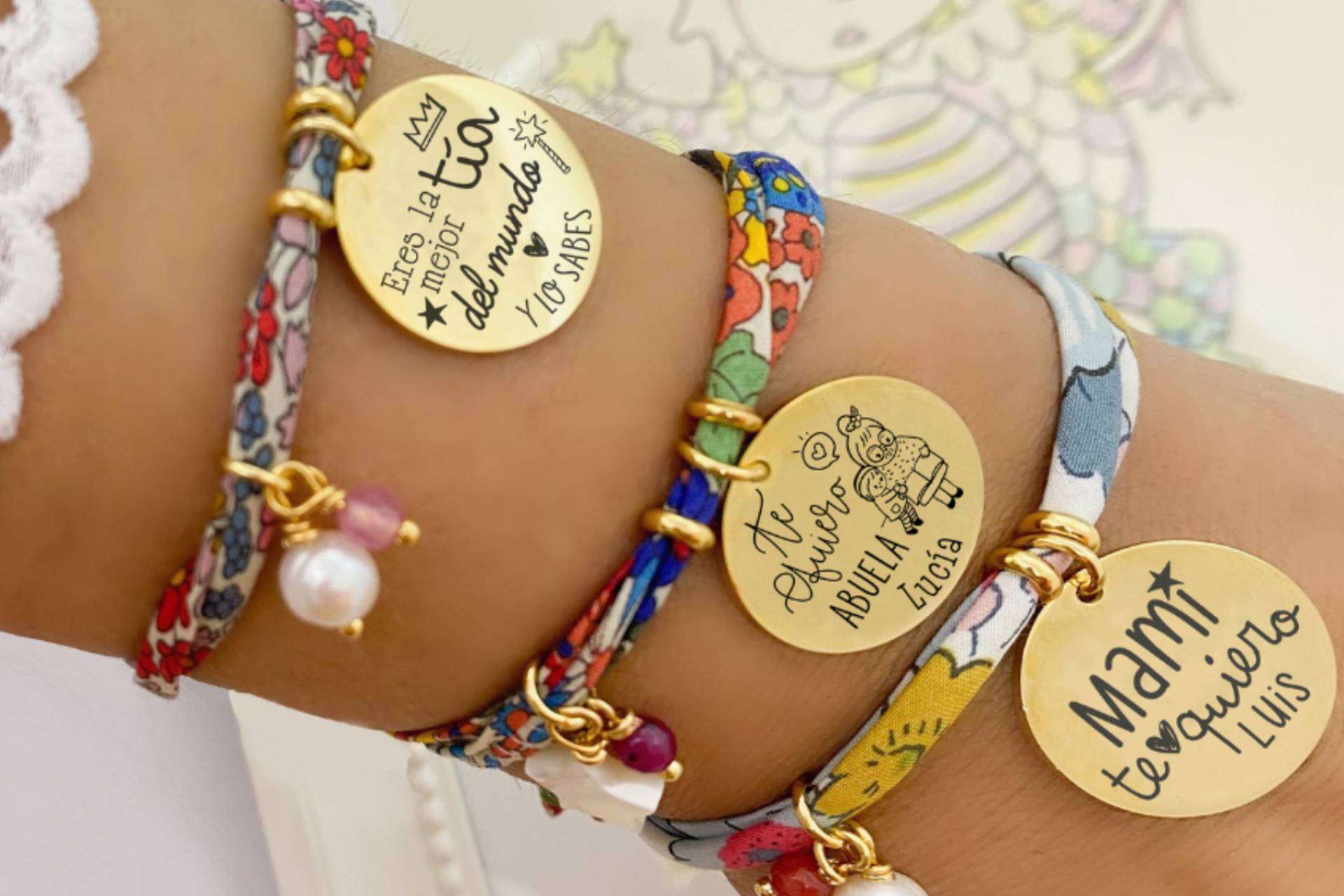 Pulseras Liberty y colgantes con virgen, los complementos más originales de este verano