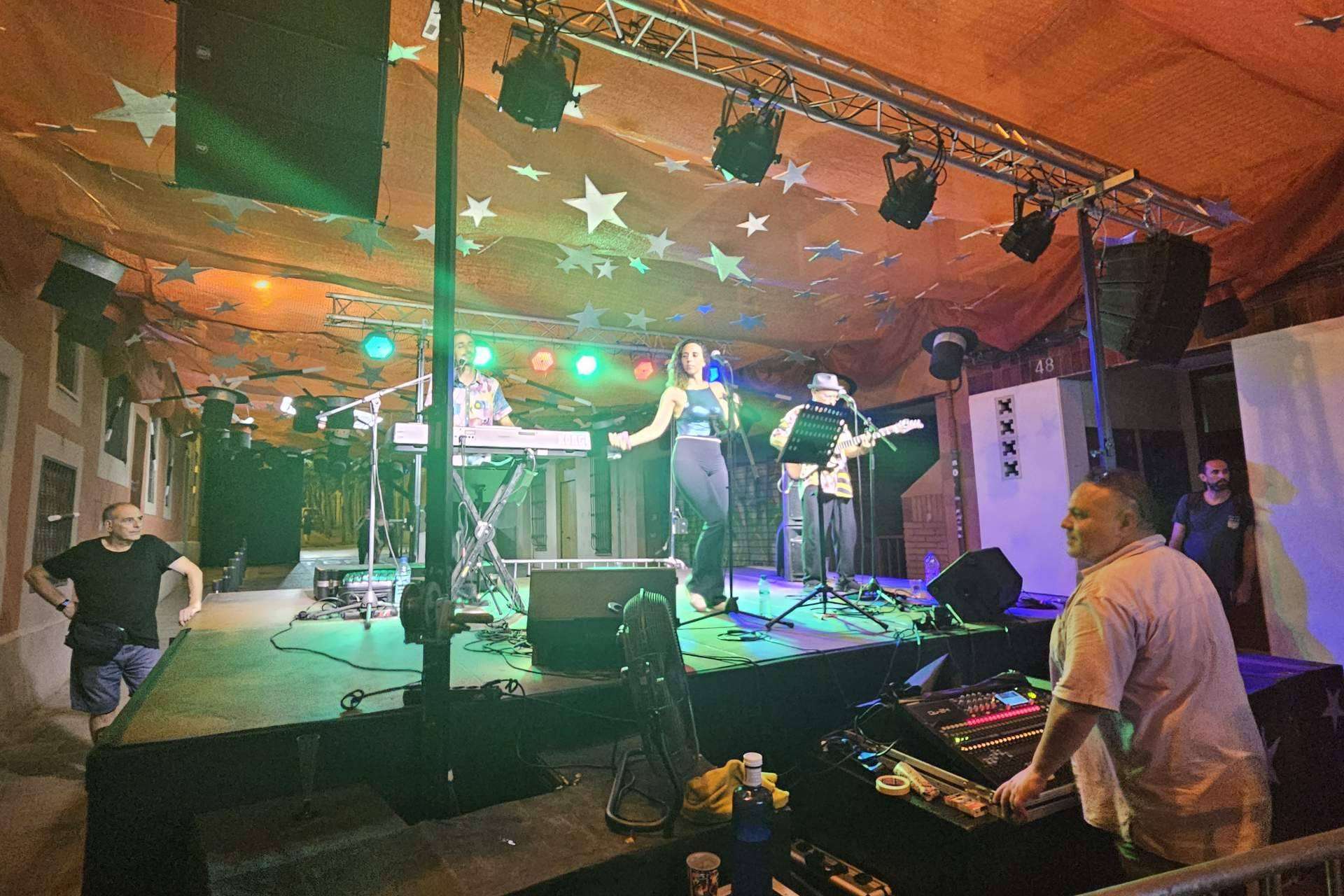 ASB Audiovisuals refuerza el alquiler de equipos de sonido en las fiestas de Gràcia y Sants en Barcelona