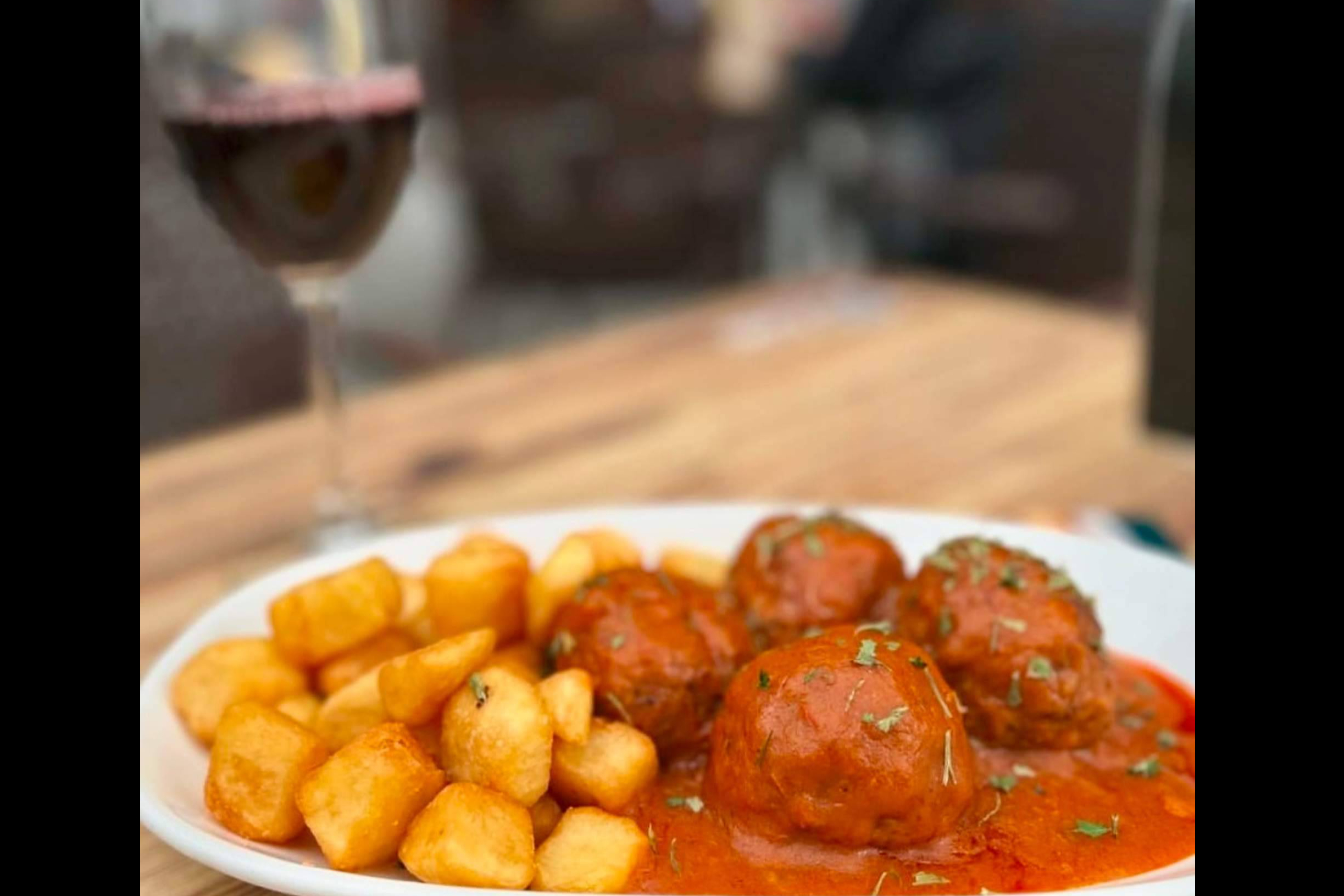 Taberna La Española destaca con sus 'raciones para compartir, calidad que impresiona y precios que convencen'