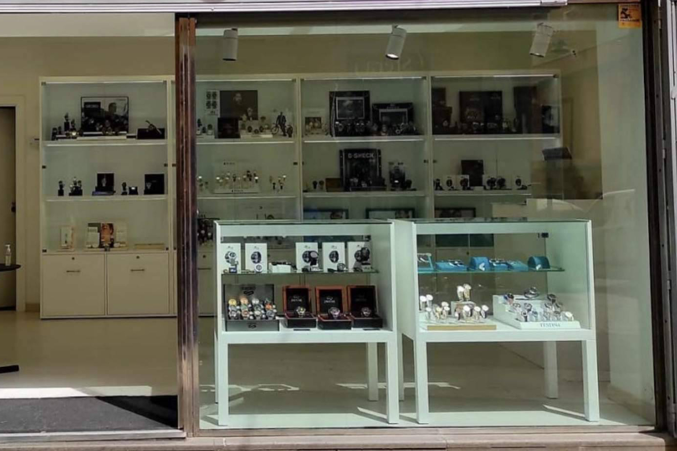 Elegance amplía su catálogo con relojes de primeras marcas y entrega urgente
