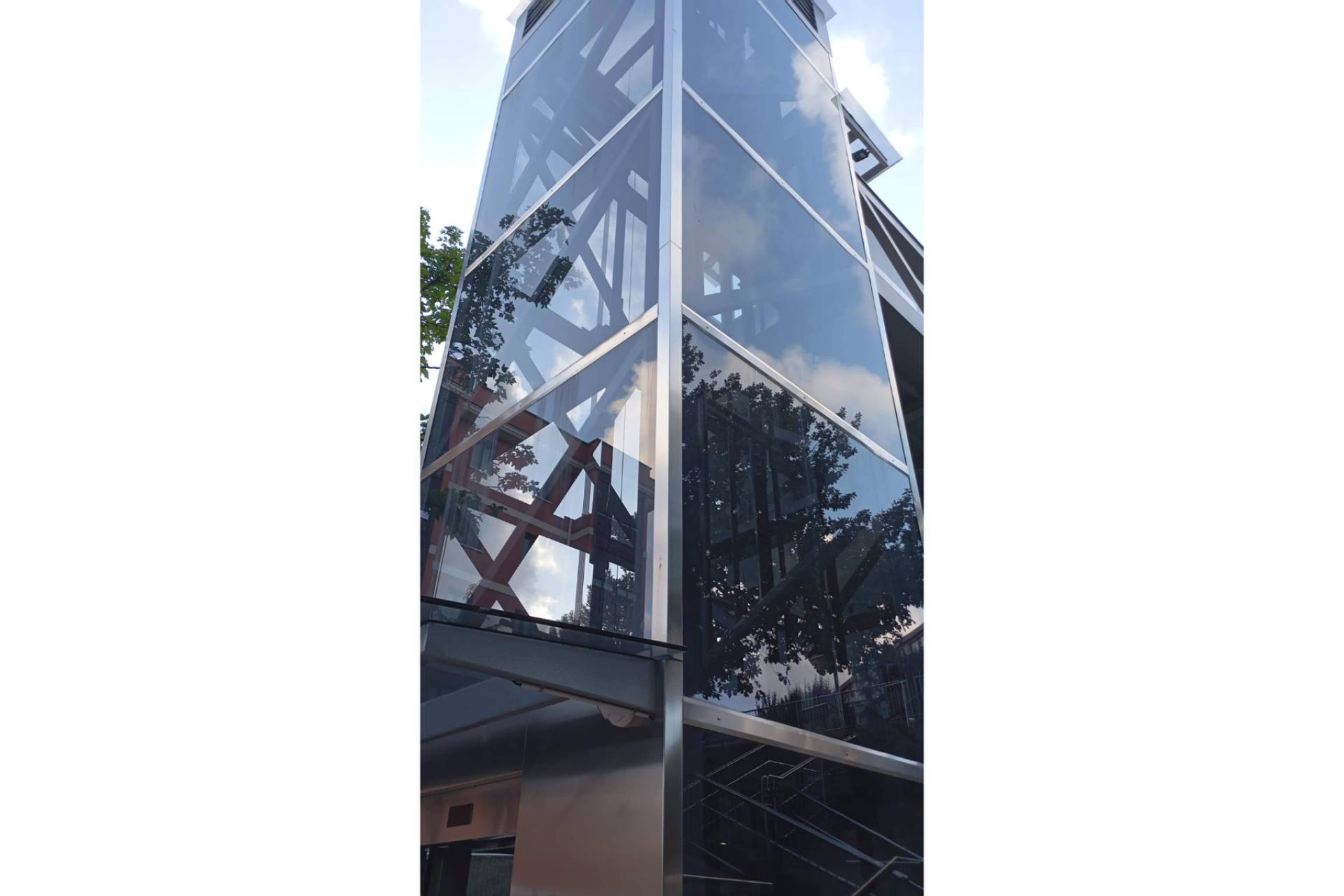 Protección solar para escaparates en Bilbao; reducir decoloración y calor con soluciones de Bilbotoldo