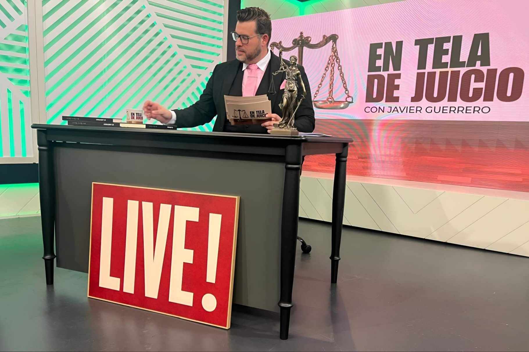 Javier Guerrero produce, dirige y presenta el éxito televisivo 'En Tela de Juicio'