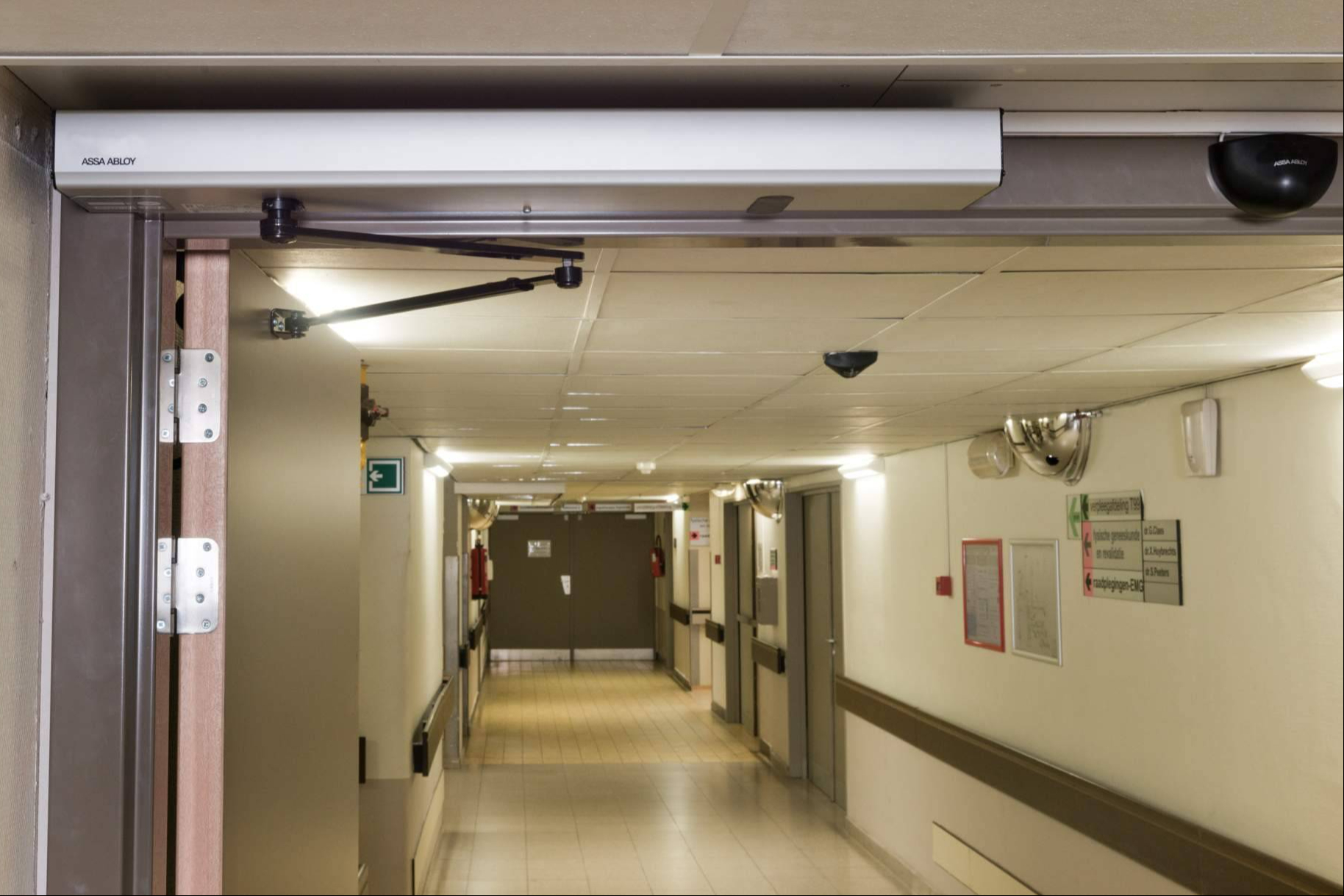 ASSA ABLOY impulsa la automatización de accesos con su gama de puertas batientes