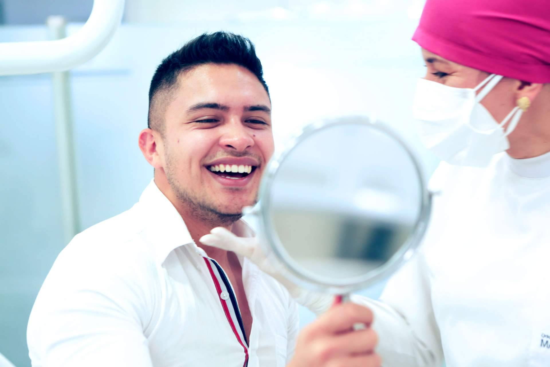 Implantes dentales, ortodoncia y diseño de sonrisa lideran las tendencias 2025 en Marlon Becerra