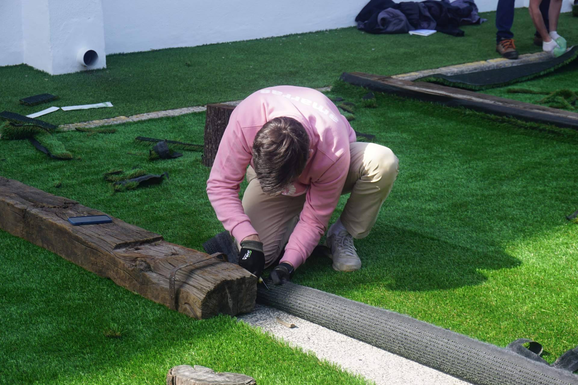 Instalación de césped artificial paso a paso; Albergrass refuerza la precisión en obra