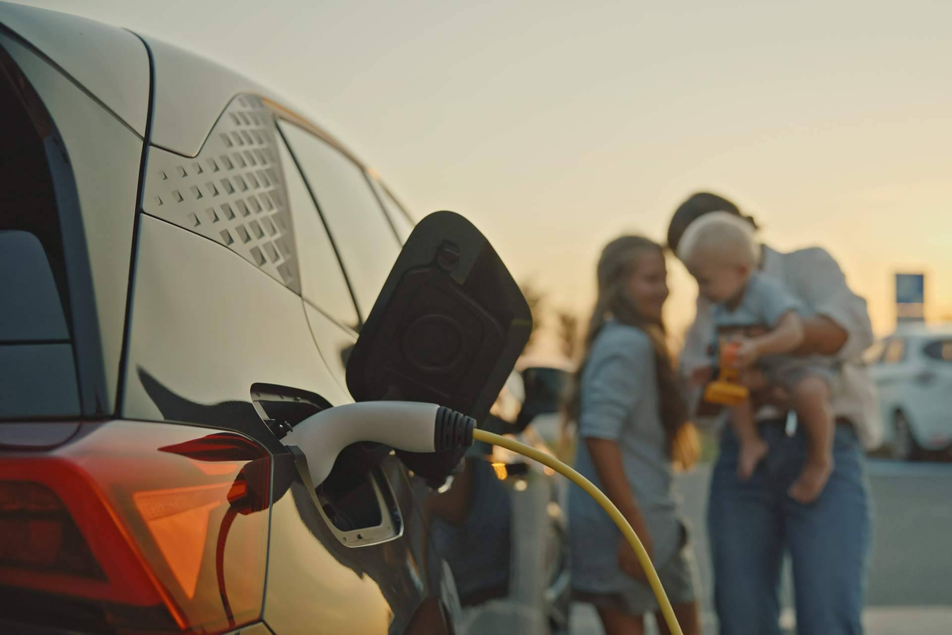 El Seguro de Coche para eléctricos e híbridos enchufables de Línea Directa, entre los mejor valorados